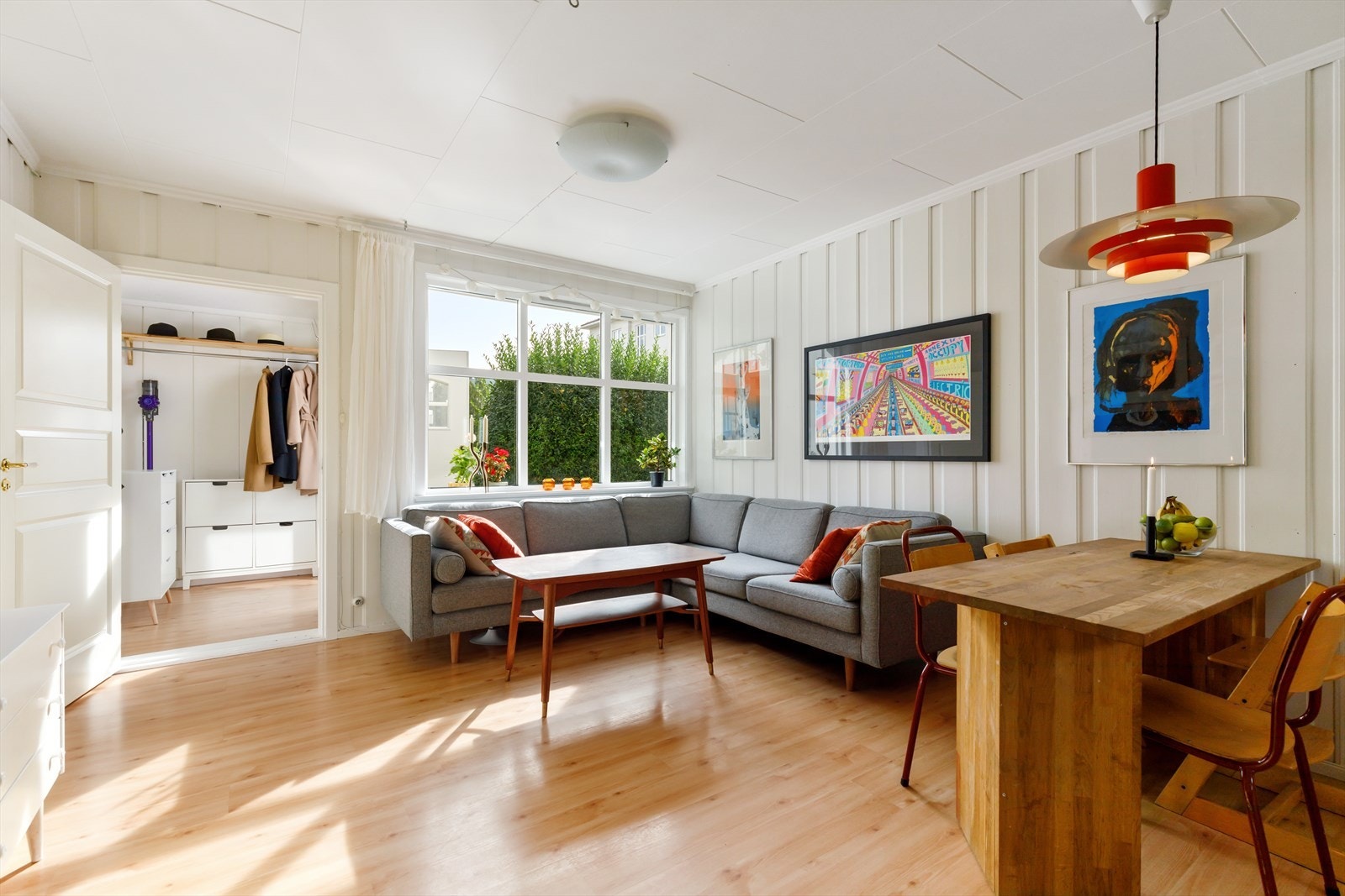 Stuen oppleves som luftig og har et hyggelig utsyn Galleribilde