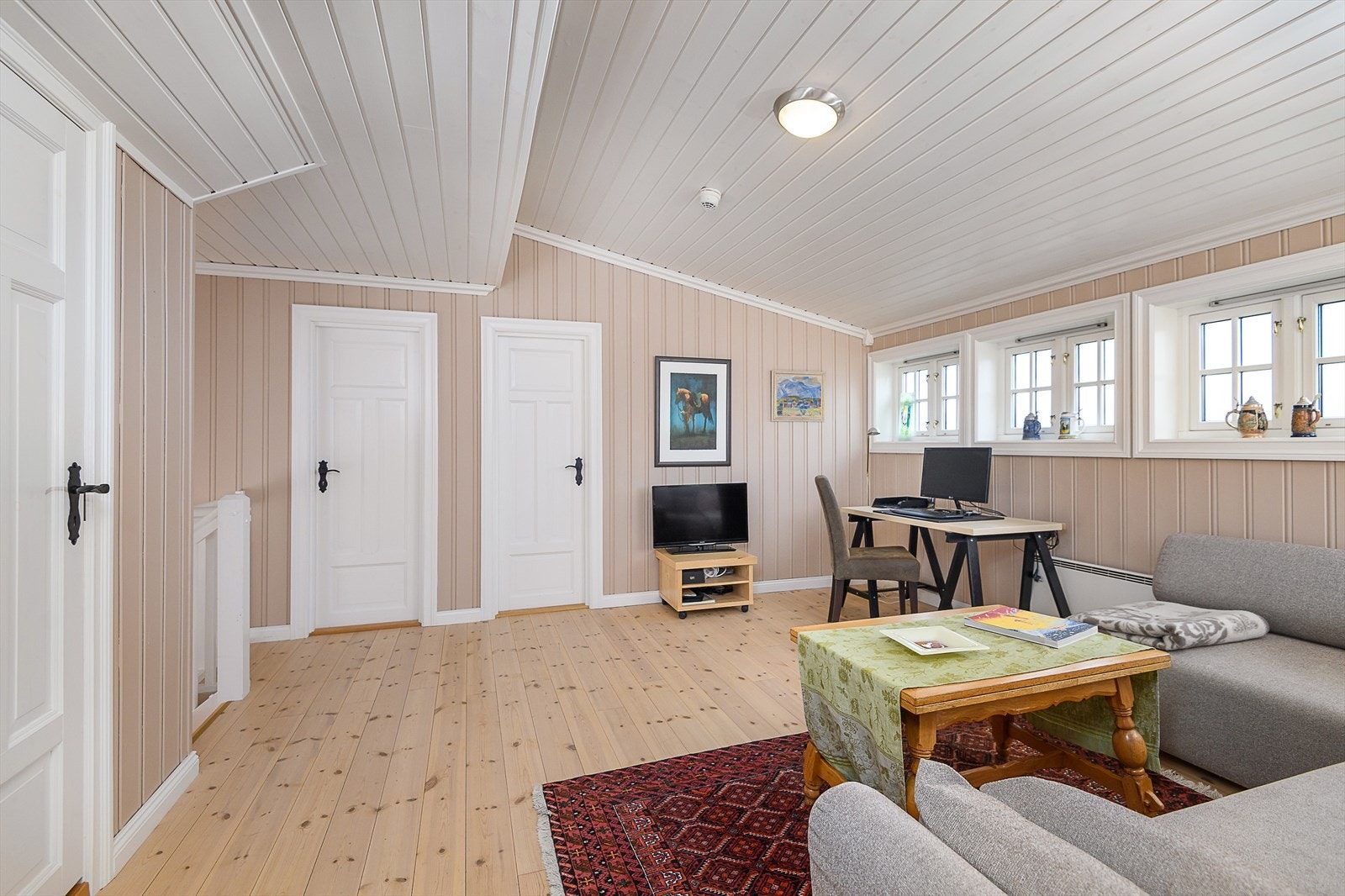 I 2. etasje er det en lys og luftig loftstue. Galleribilde