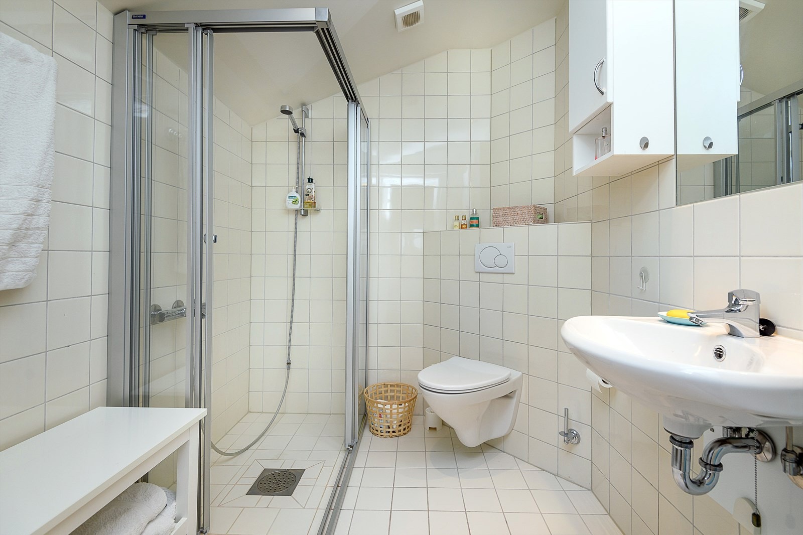 Alle badene i leiligheten er utstyrt med behagelig varme i gulvet. Galleribilde