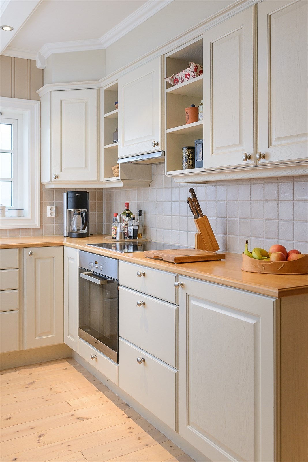 Kjøkkenet er utstyrt med integrerte hvitevarer som oppvaskmaskin, kjøleskap, stekeovn og koketopp. Galleribilde