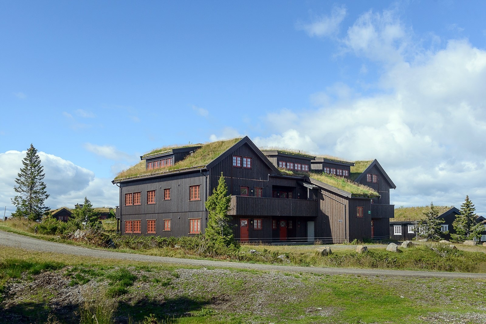 Det medfølger to p-plasser i oppvarmet garasjeanlegg. Galleribilde