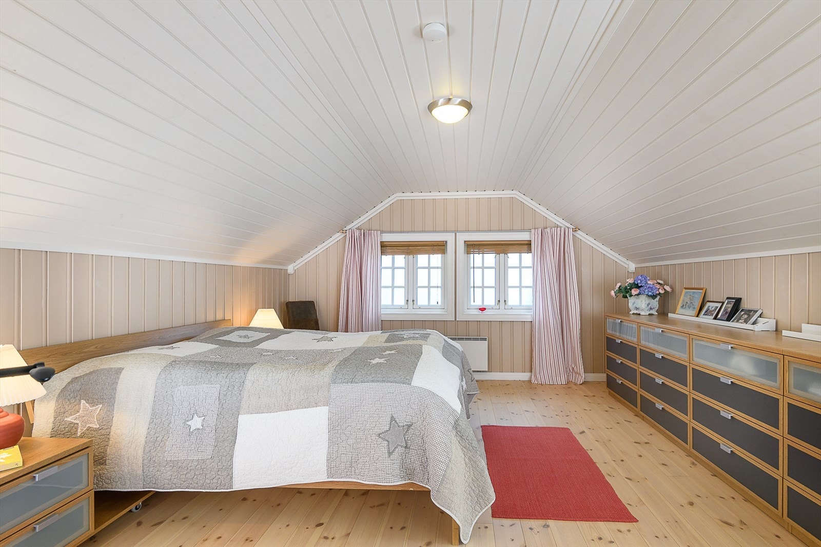 Leiligheten har hele fire soverom, og det ene i 2. etasje er av meget god størrelse. Galleribilde