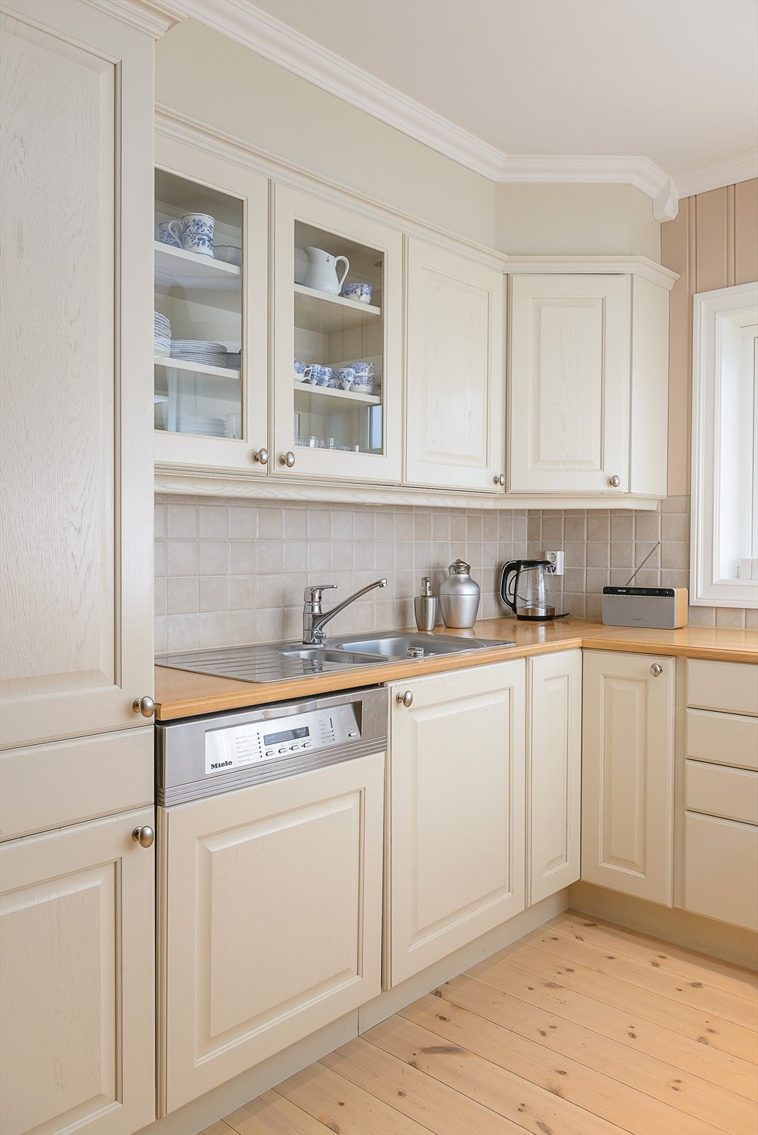 De profilerte heltre eike-frontene fra Sivesind er takoppforede, noe som gjør rengjøringen til en lek. Galleribilde