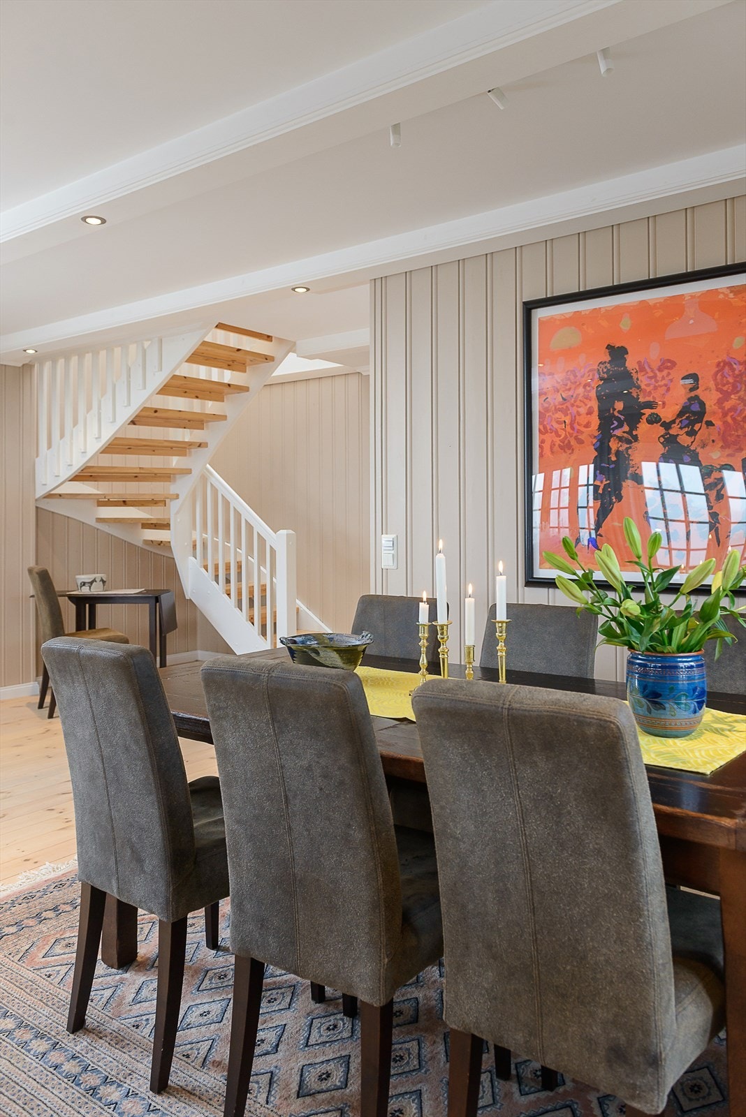 Nærheten mellom kjøkken og spisestue gjør serveringen enkel. Galleribilde