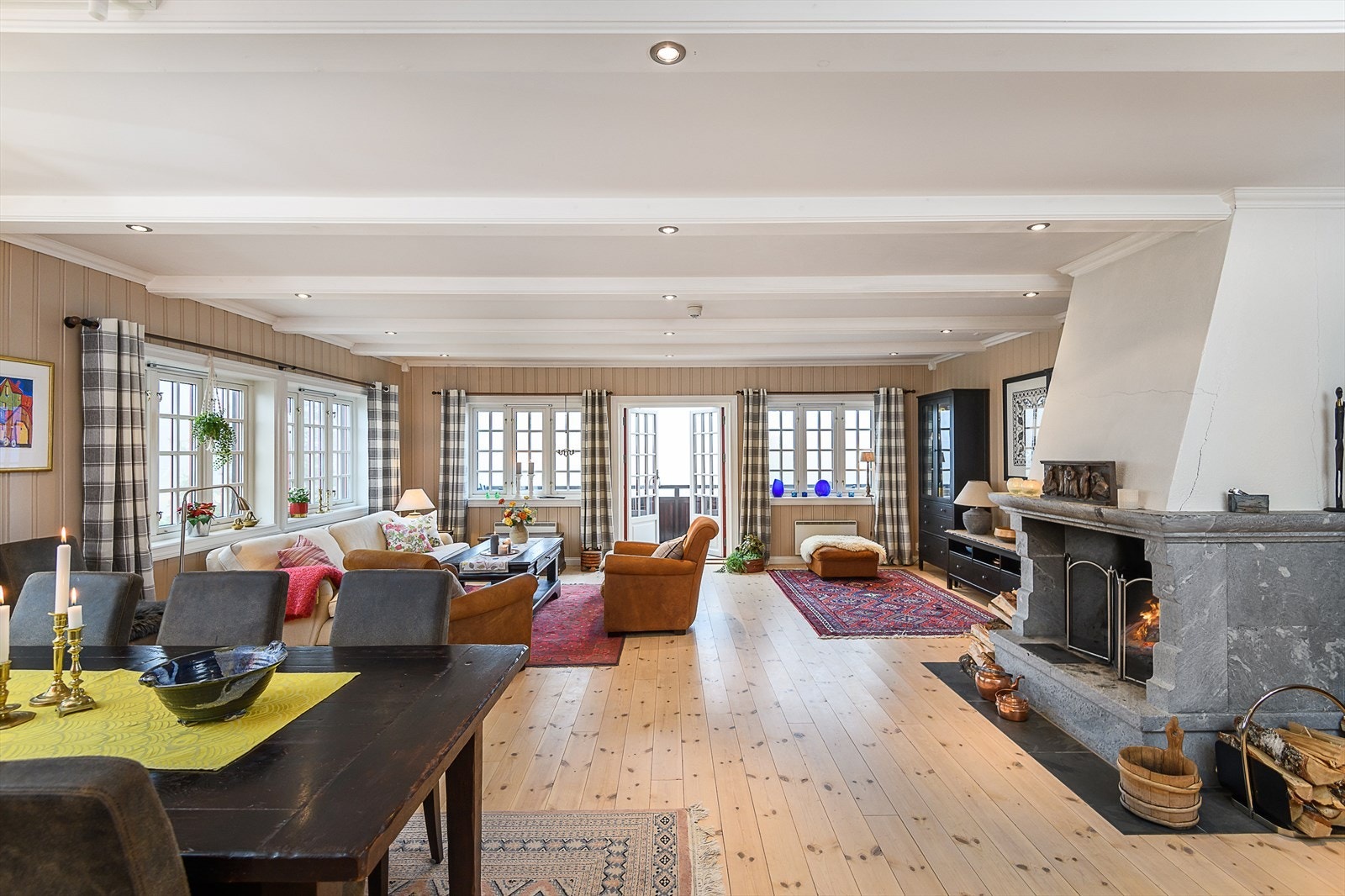 Stuen har hvitmalt himling med tredragere og downlightsbelysning. Galleribilde