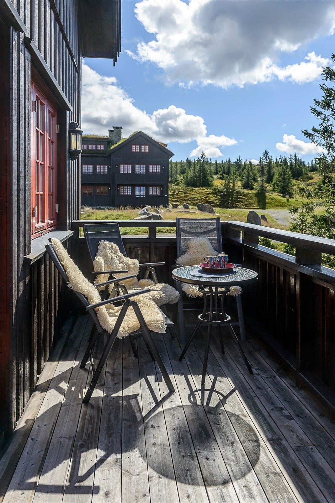 Ved stuen i 1. etasje er det en sydvestvendt balkong på ca. 11 kvm. Galleribilde