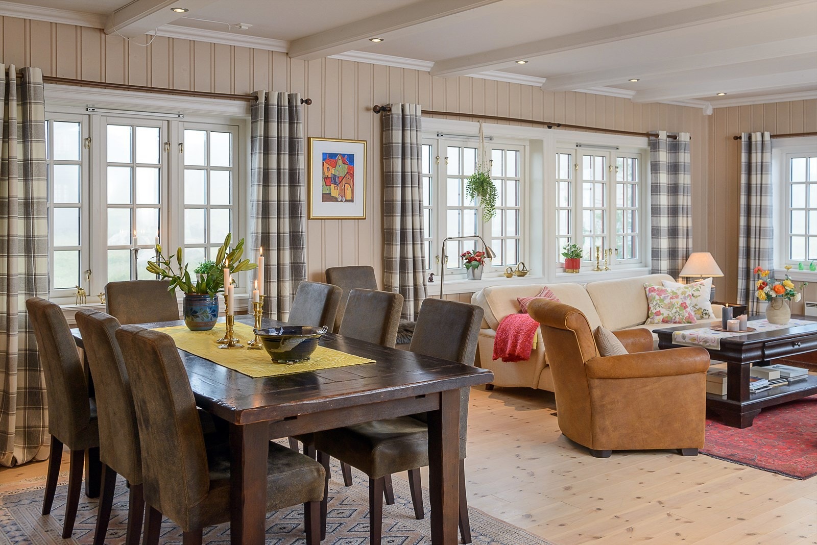 Det er god plass til langbord i stuen i 1. etasje. Galleribilde