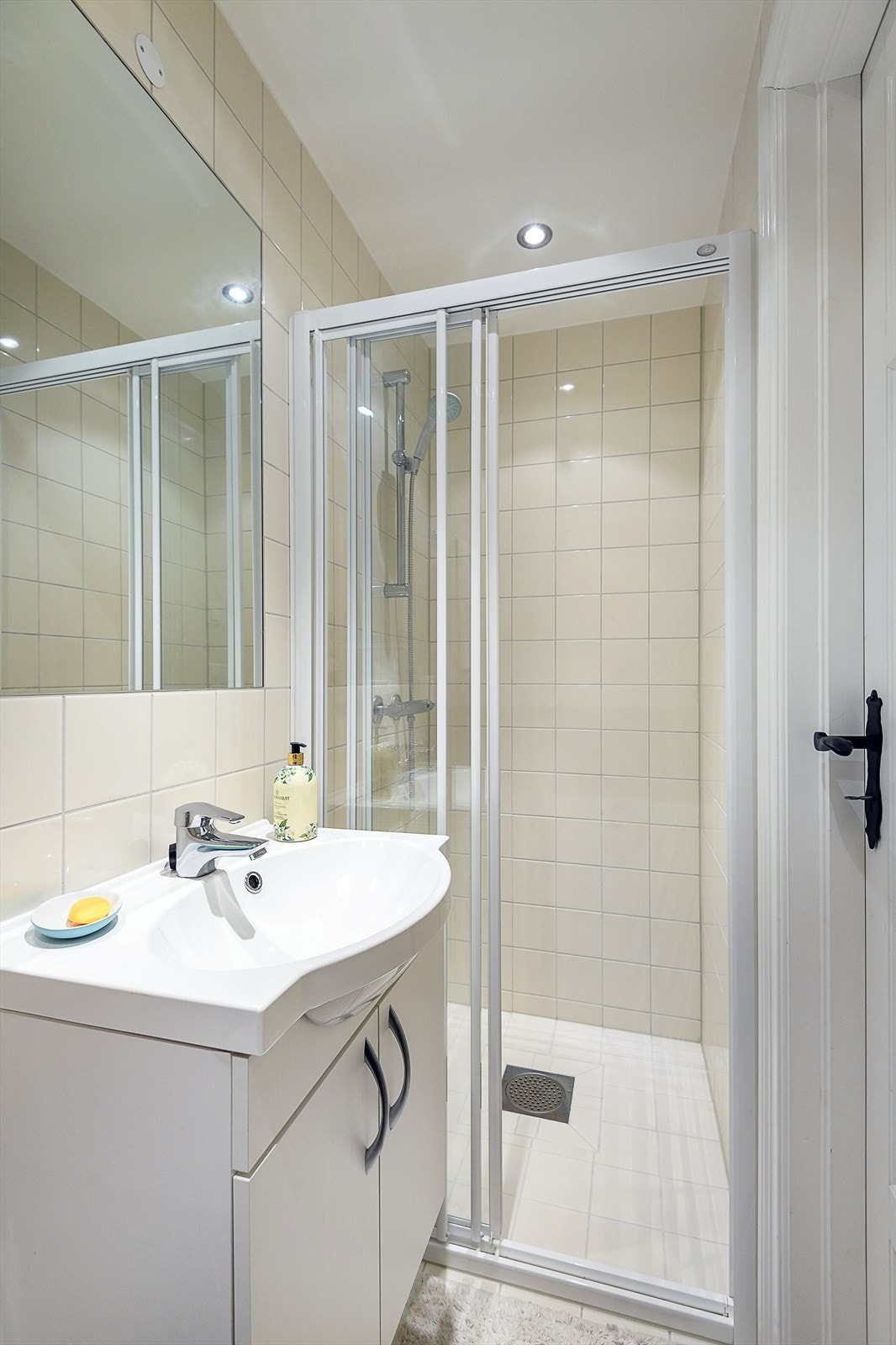 Ett av badene i 1. etasje ligger i tilknytning til ett av soverommene. Galleribilde