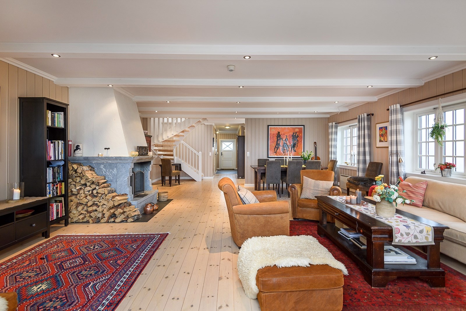 Den åpne planløsningen gir leiligheten en luftig atmosfære. Galleribilde