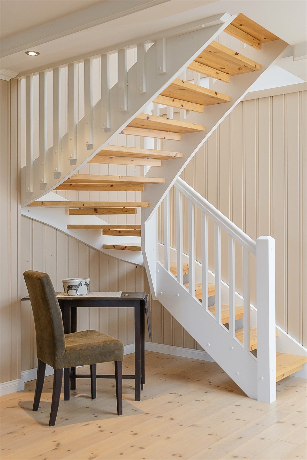 Mellom etasjene er det trapp i heltre med lakkerte trinn og hvitmalt rekkverk. Galleribilde
