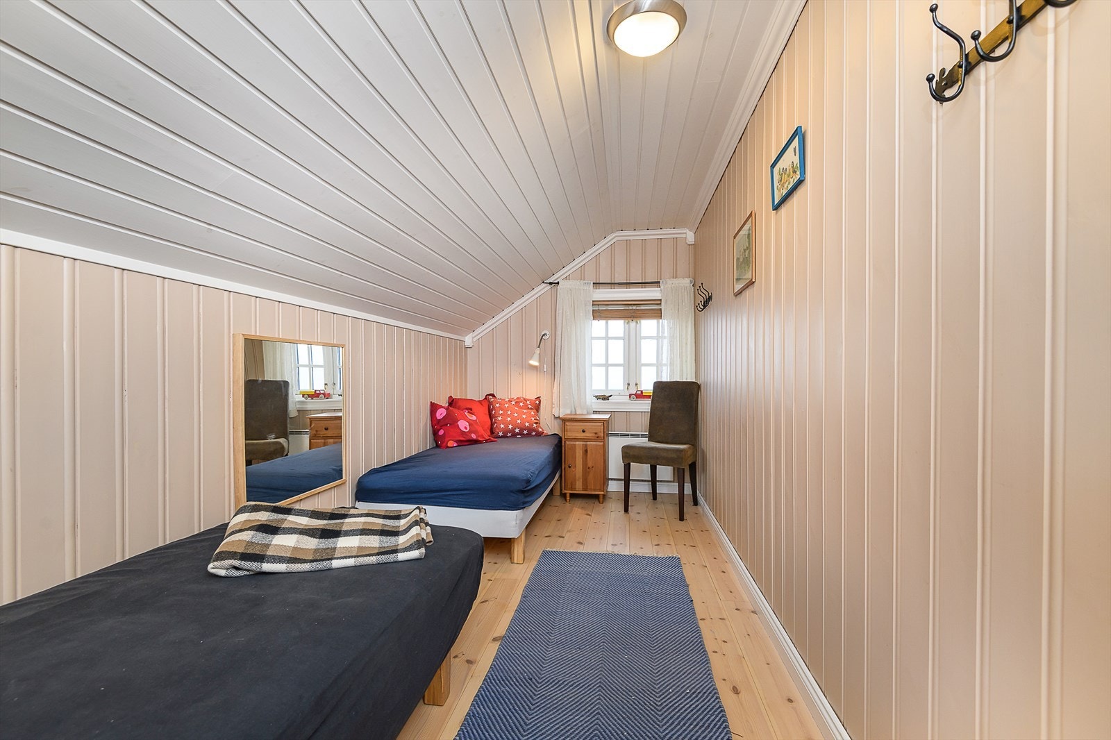 Soverommene får rikelig med naturlig lys fra store sprossevinduer. Galleribilde