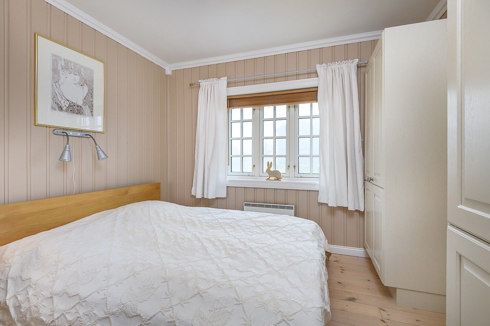 Soverommet i 1. etasje har to store garderobeskap. Galleribilde