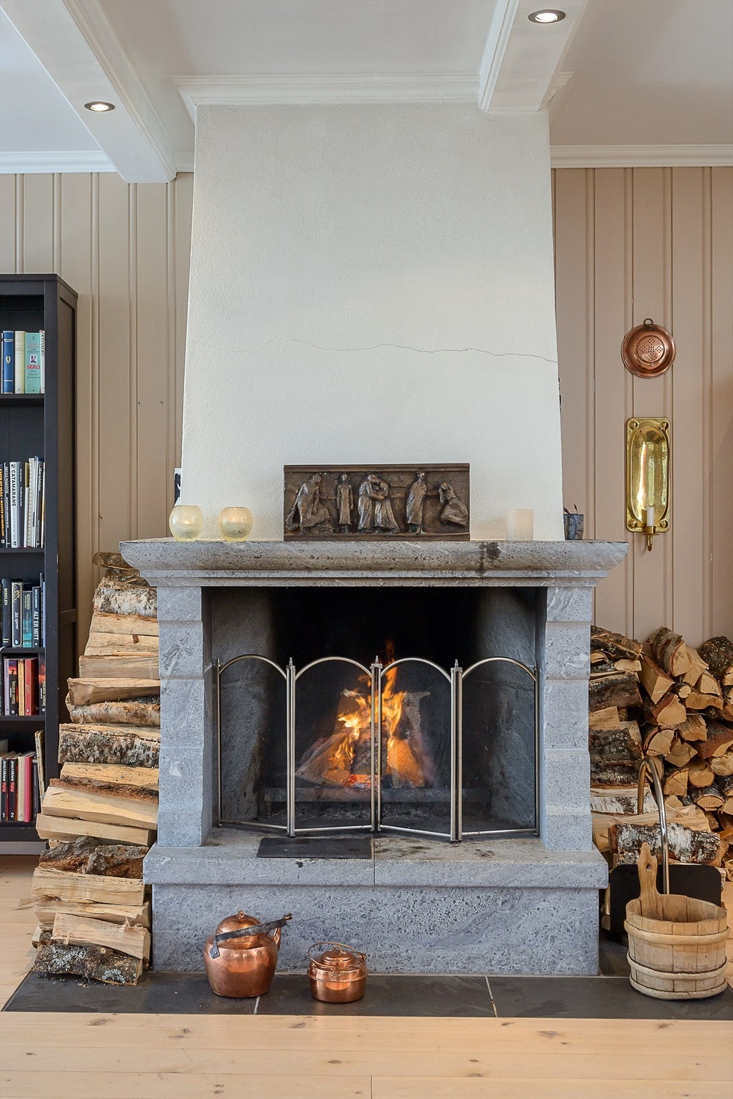 Leiligheten er hovedsakelig elektrisk oppvarmet, og med vedfyring legger man til rette for kos og hygge. Galleribilde