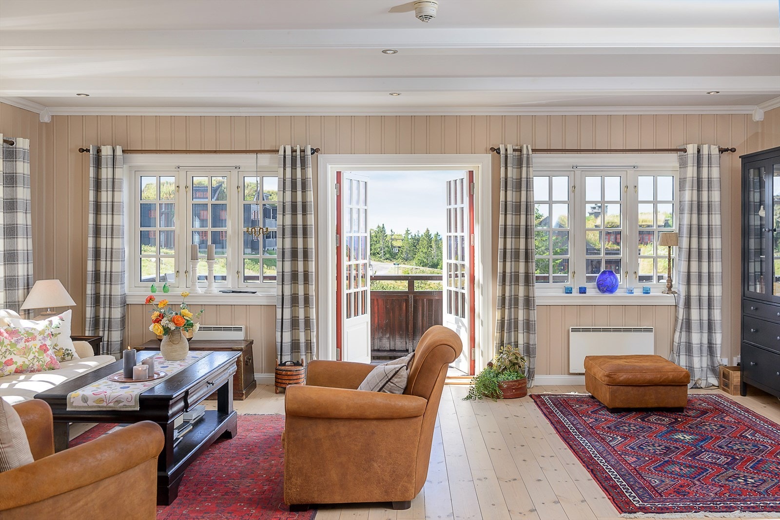 Via en to-fløyet dør i stuen er det utgang til en solrik balkong. Galleribilde