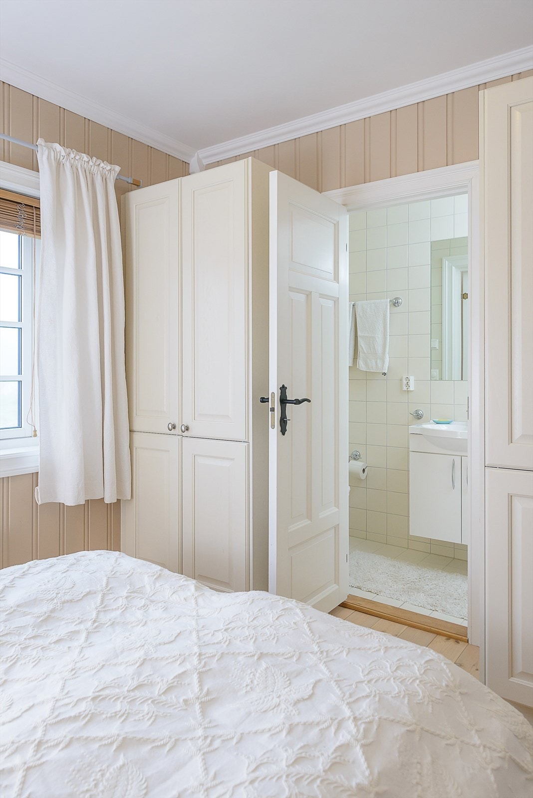 Hva med å la gjestene få soverommet med eget bad? Galleribilde