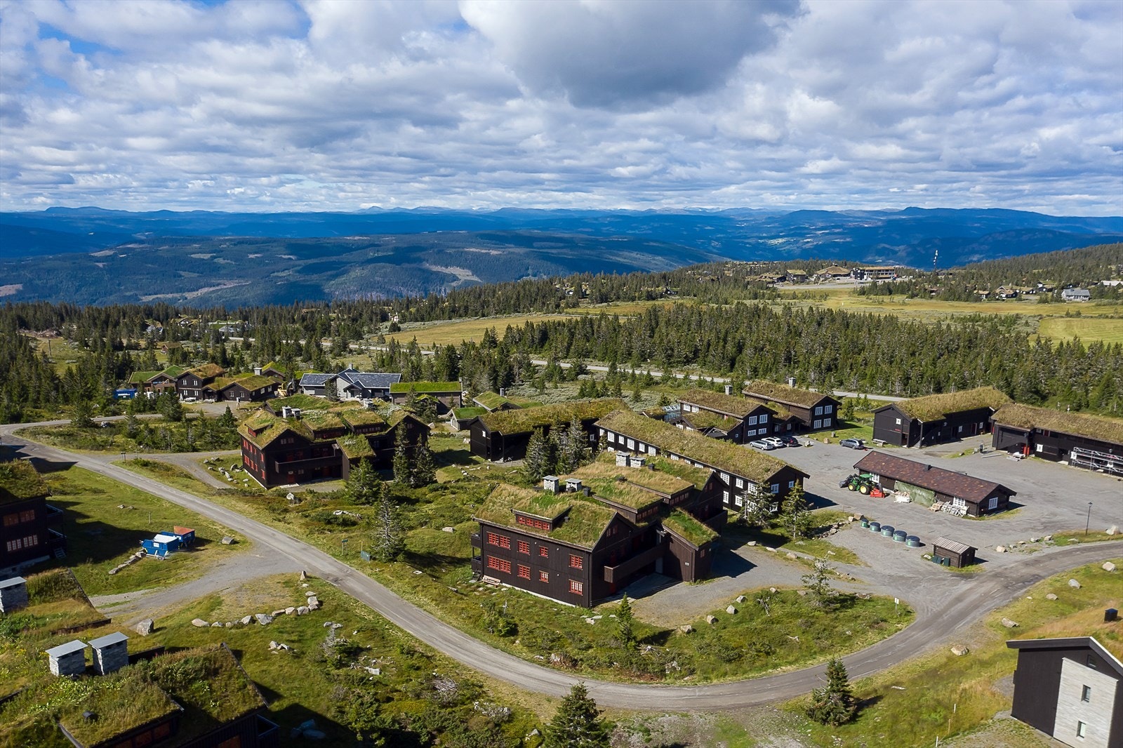Leiligheten ligger like ved Ilsetra Hotell med restaurant og utendørs basseng. Galleribilde