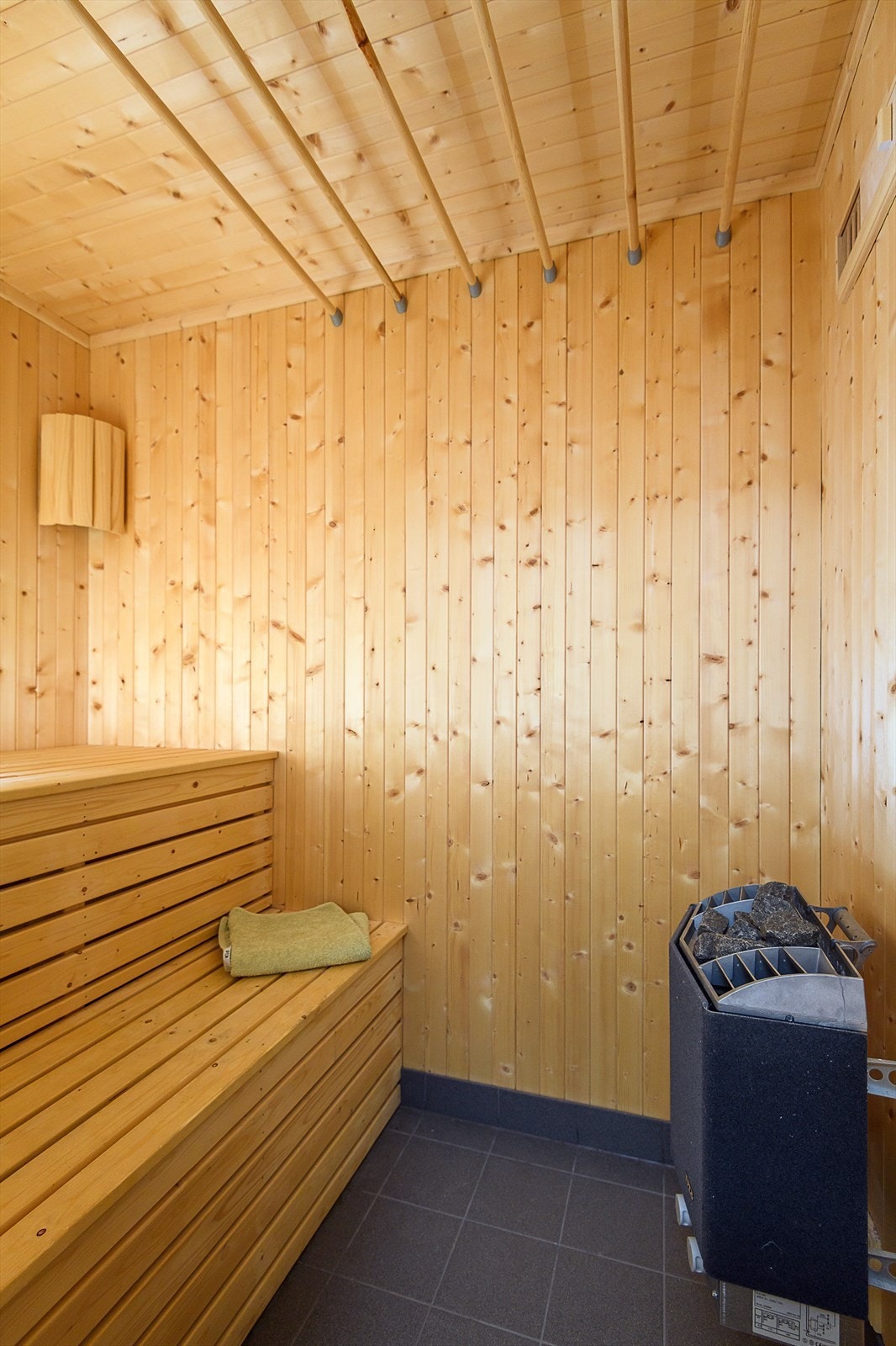 Badstuen har plassbygde sittebenker og elektrisk badstueovn. Galleribilde