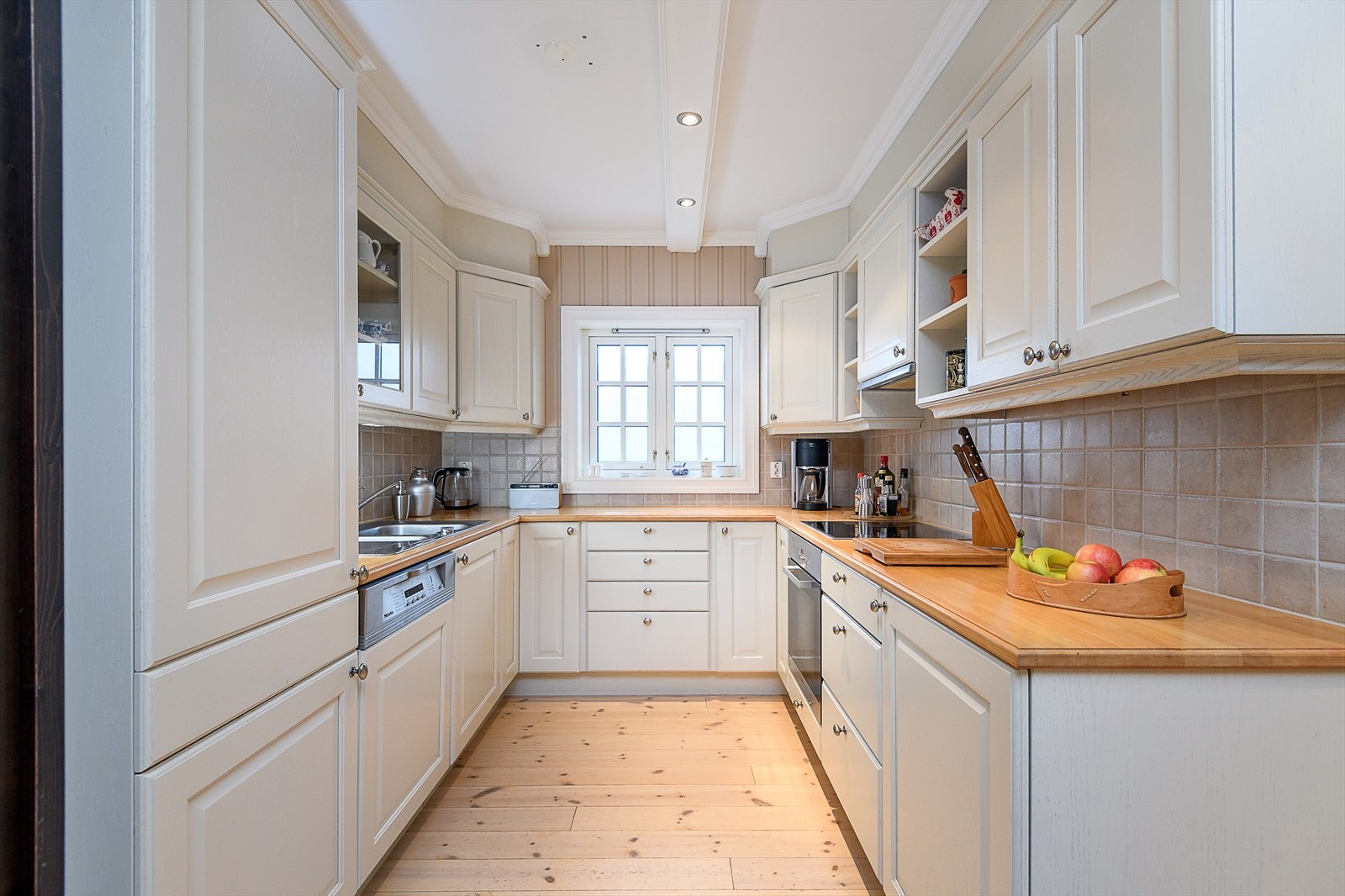 Kjøkkenet har et klassisk design med heltre benkeplater som innbyr til kokkelering. Galleribilde