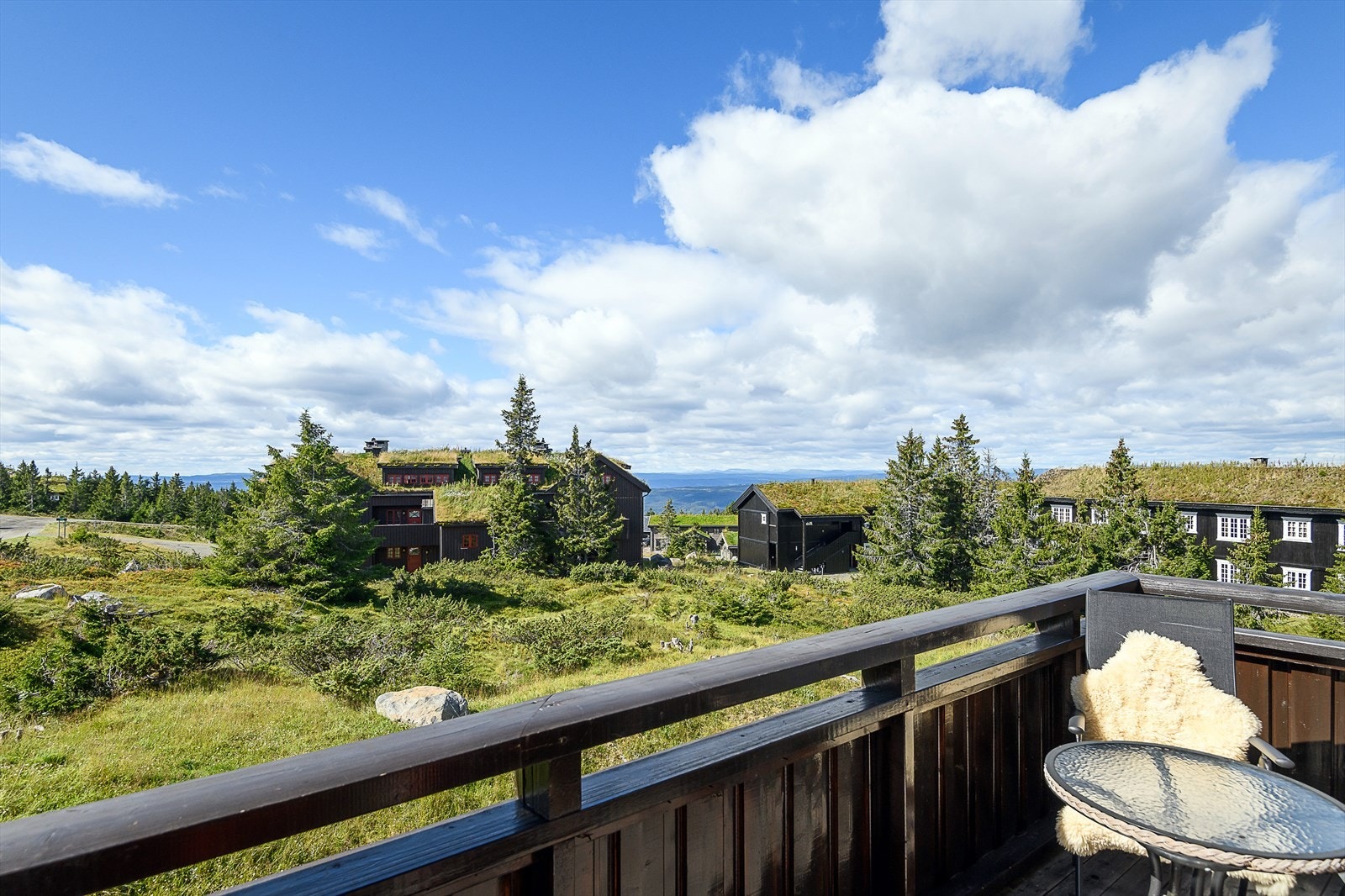 Fra balkongen er det fri, naturskjønn utsikt. Galleribilde