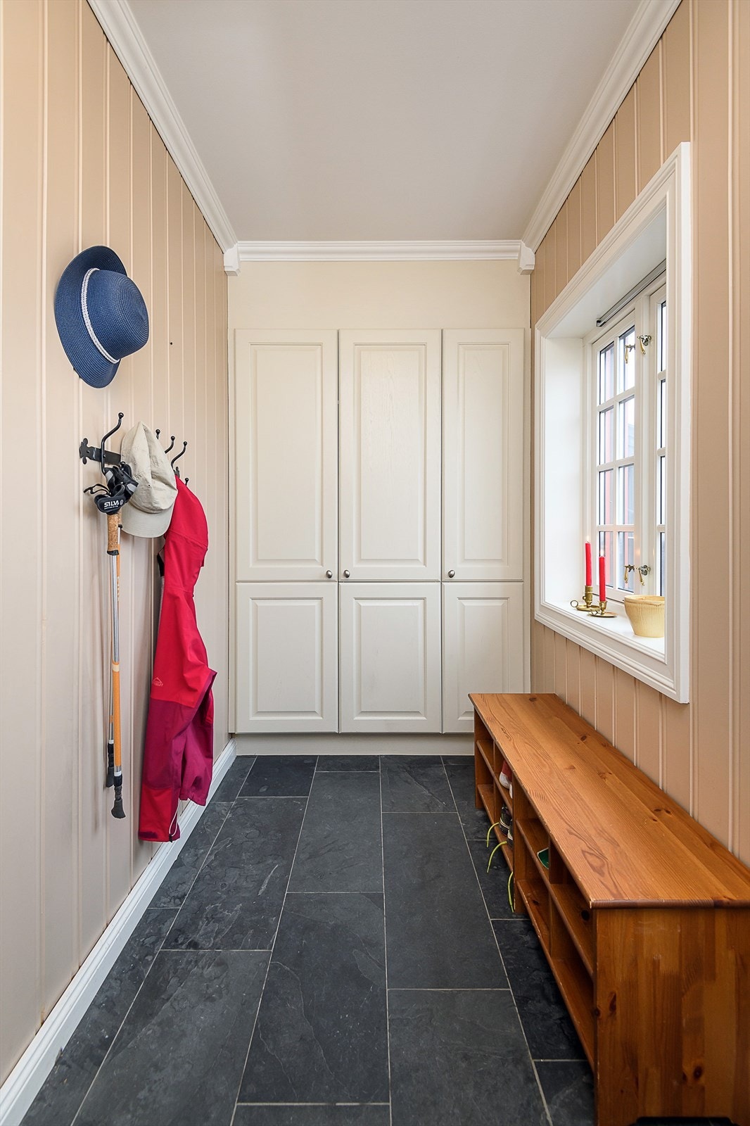 I entreen er det god oppbevaringsplass i plassbygde garderobeskap. Galleribilde