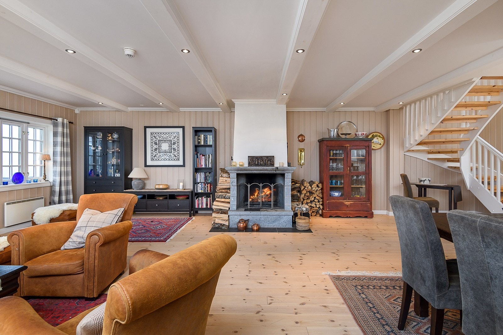 Den store peisen står som et smykke i den lune, innbydende stuen. Galleribilde