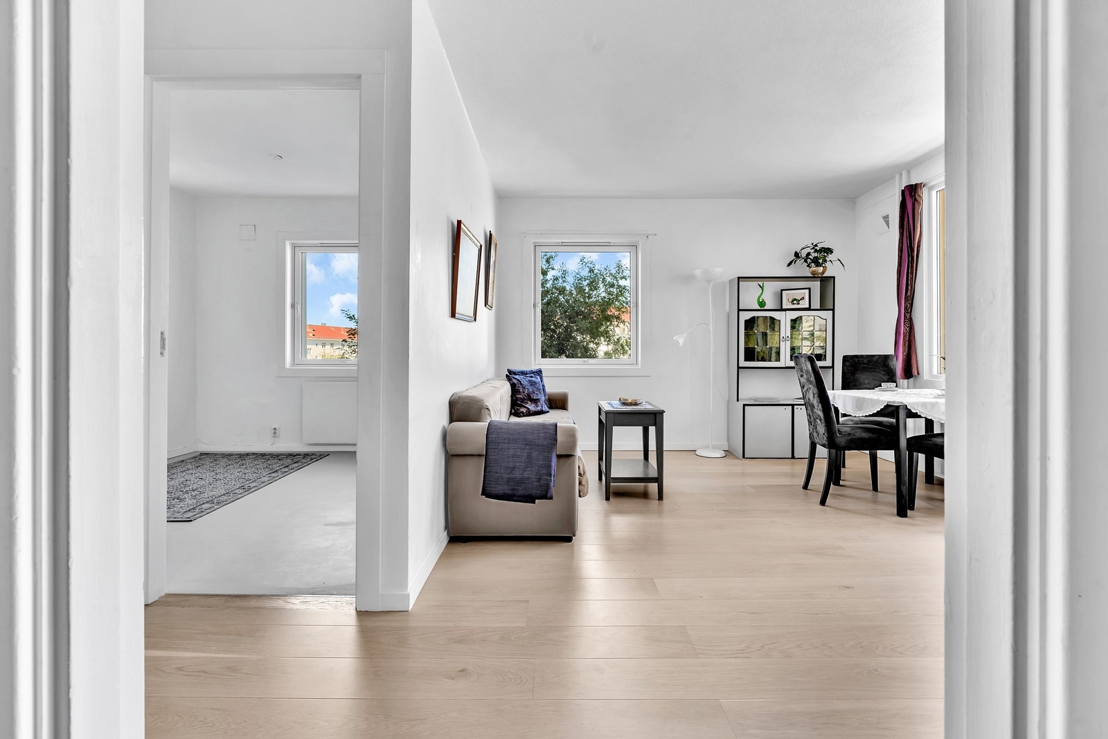 Hjørneleilighet med store vindusflater som gir godt med naturlig lys. Galleribilde