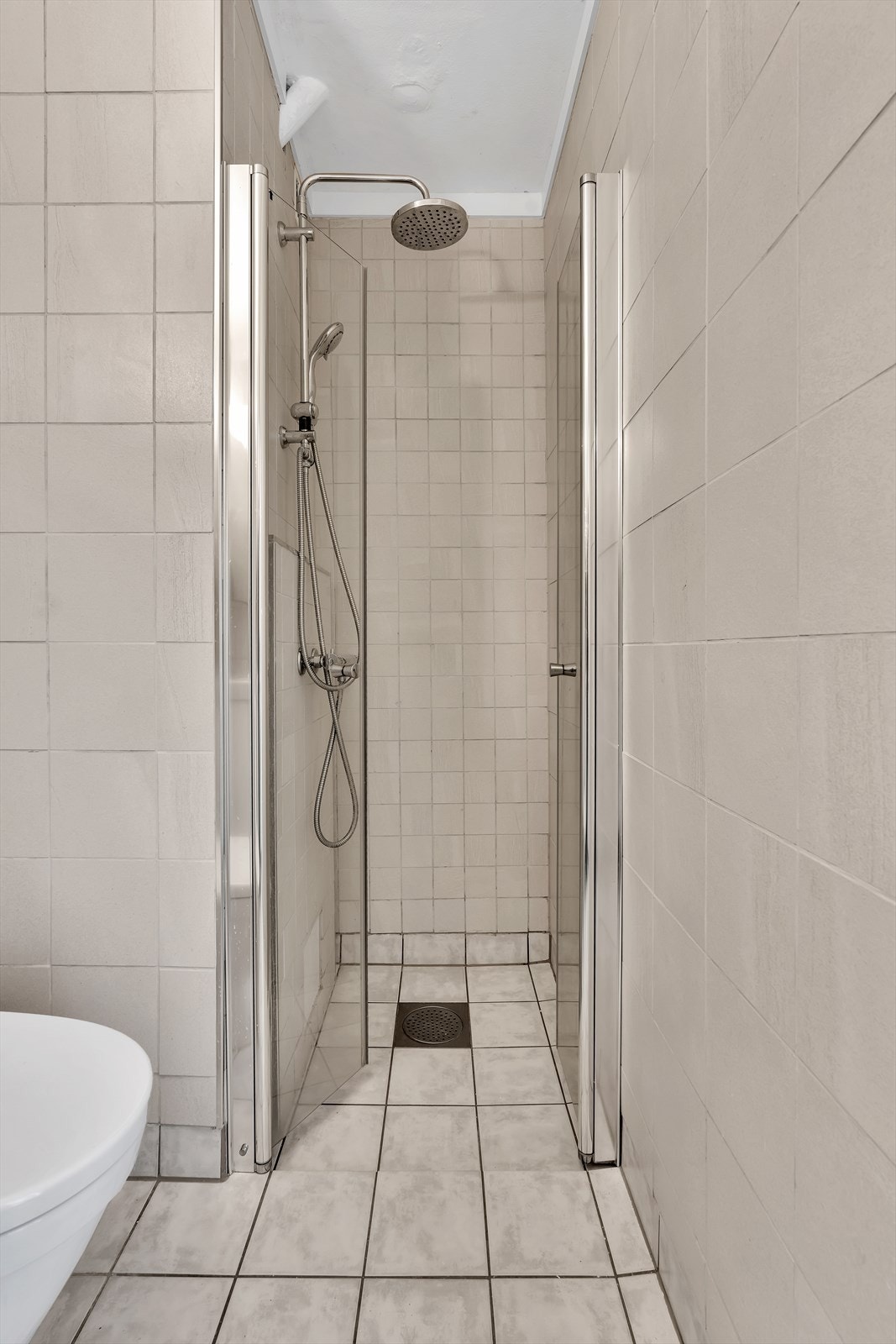 Stor dusj på badet. Galleribilde