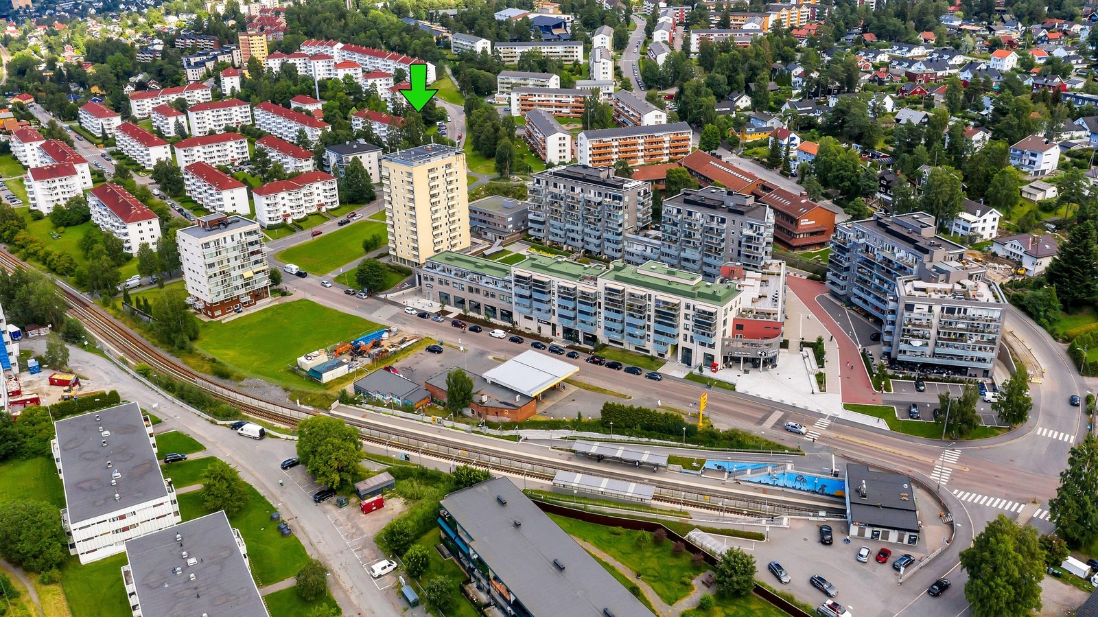 Umiddelbar nærhet til Oppsal senter med daglighandel, diverse forretninger, legesenter, tannlege, frisør og serveringssteder. Offentlig kommunikasjon. Galleribilde