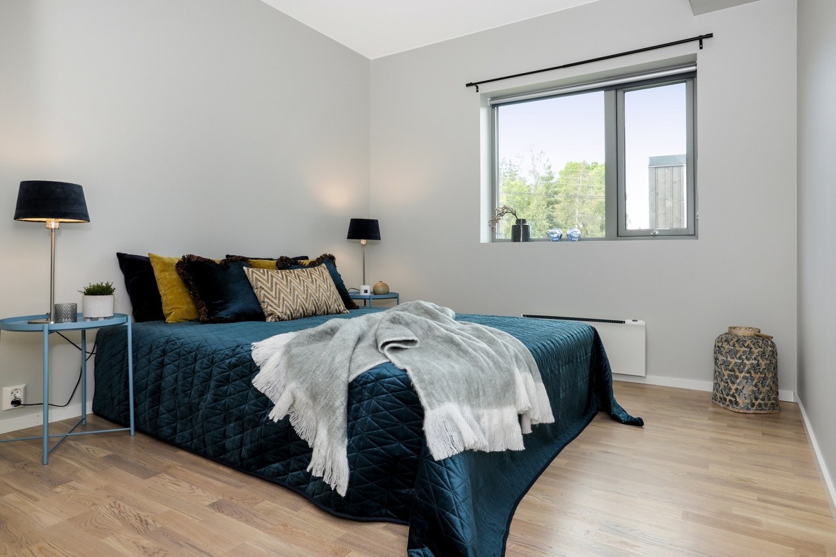 Stort hovedsoverom med plass til dobbeltseng og garderobeskap Galleribilde