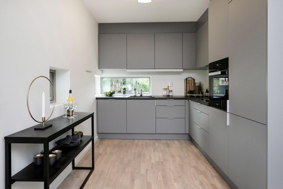 Stilrent og moderne kjøkken med integrerte hvitevarer og stramme linjer Galleribilde