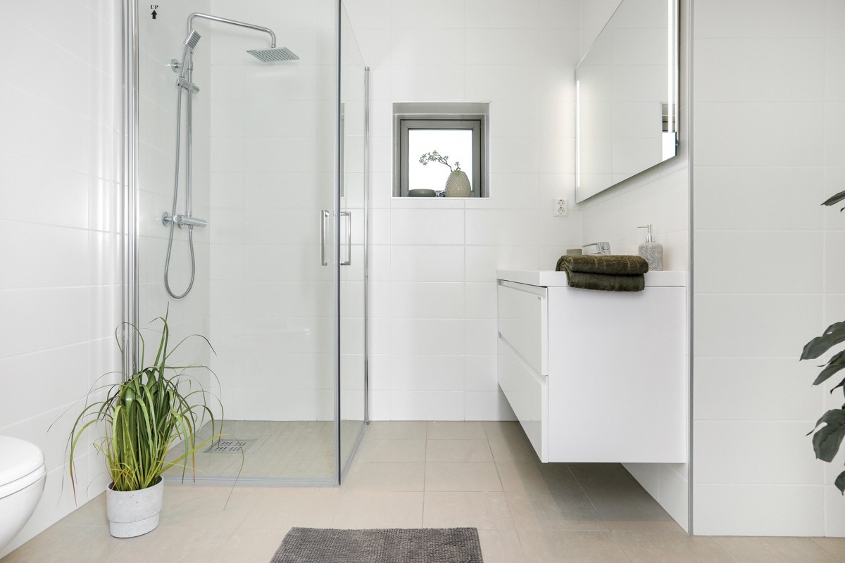 Romslig baderom med et lekkert flis- og materialvalg Galleribilde