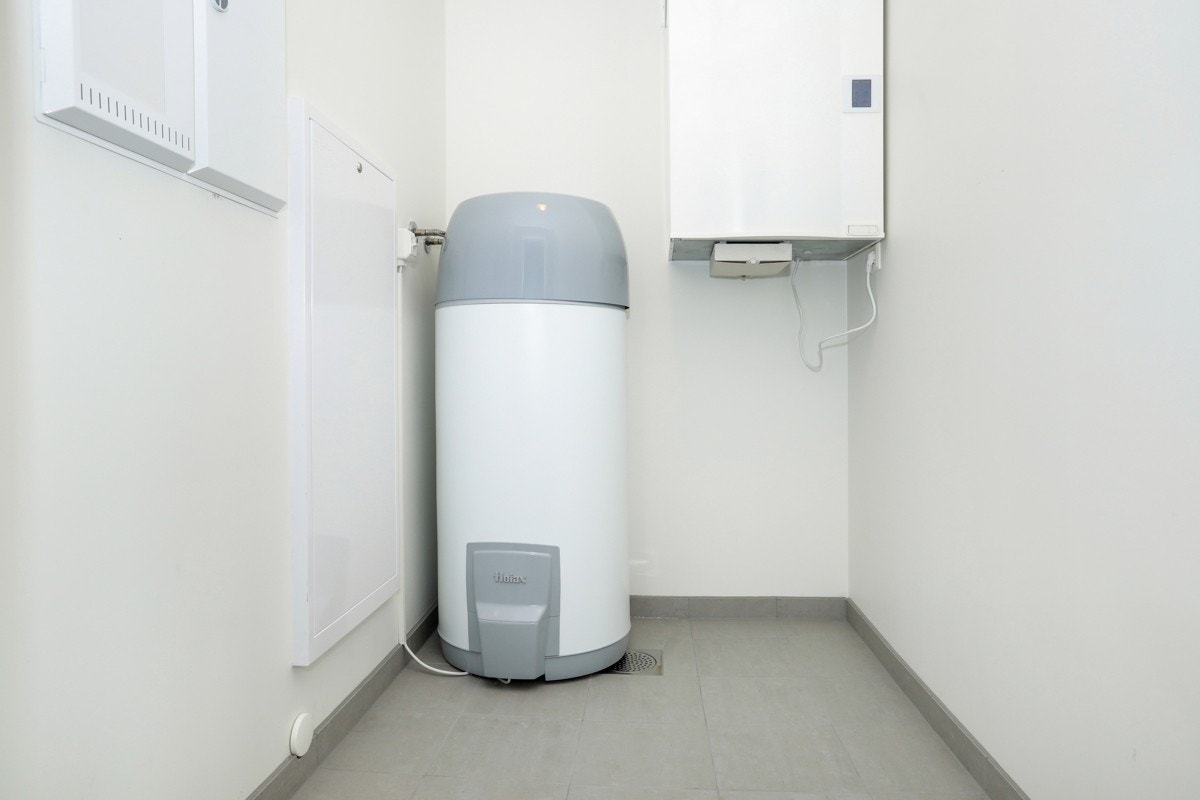 Teknisk rom - Varmtvannsbereder på 200 liter - Balansert ventilasjon - Opplegg for vaskemaskin Galleribilde
