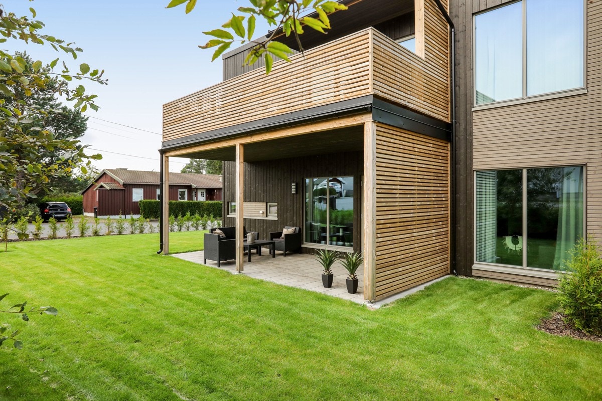 Terrassen vender mot syd og har meget gode solforhold Galleribilde