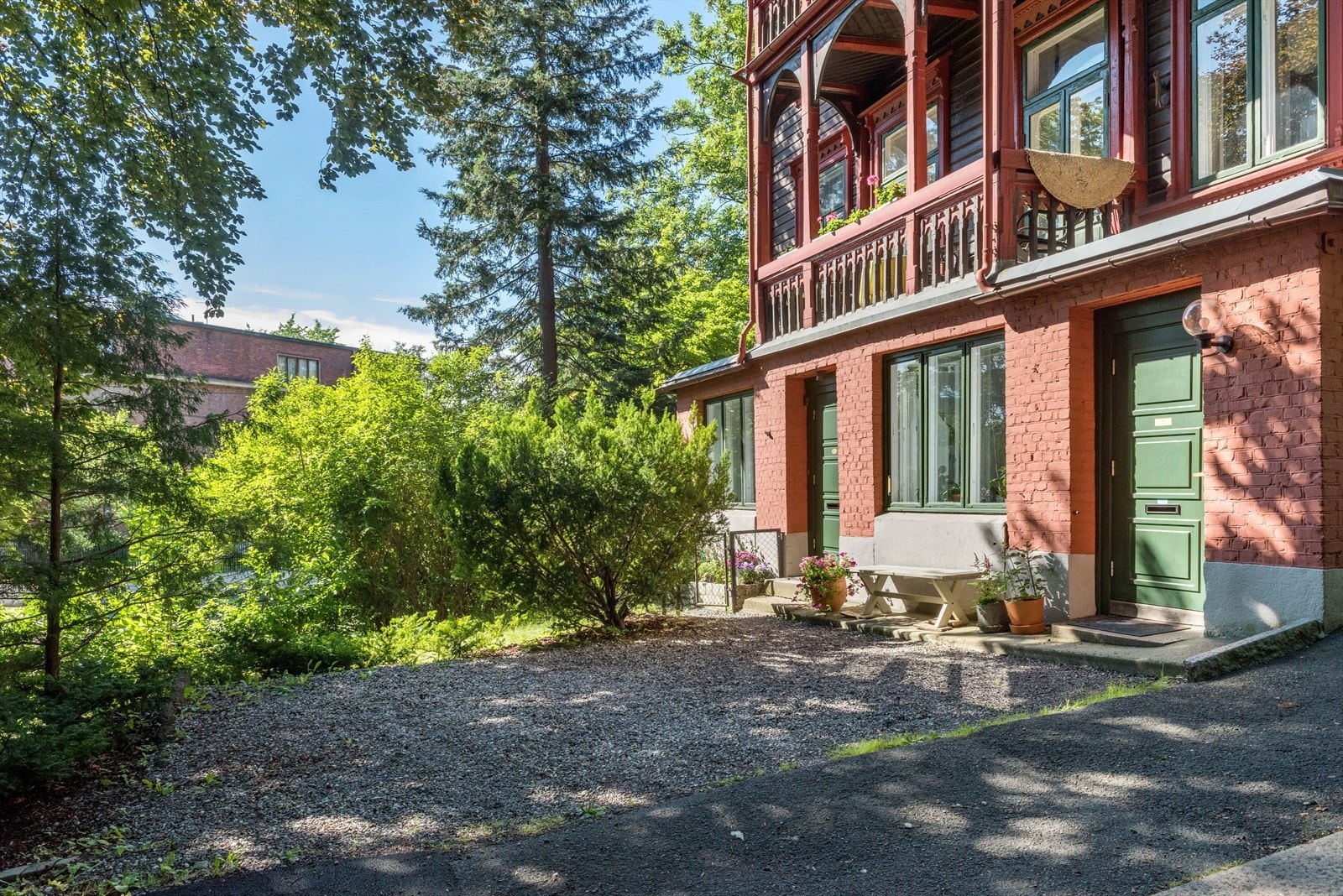 Inngangsparti med parkeringsplass i forkant Galleribilde
