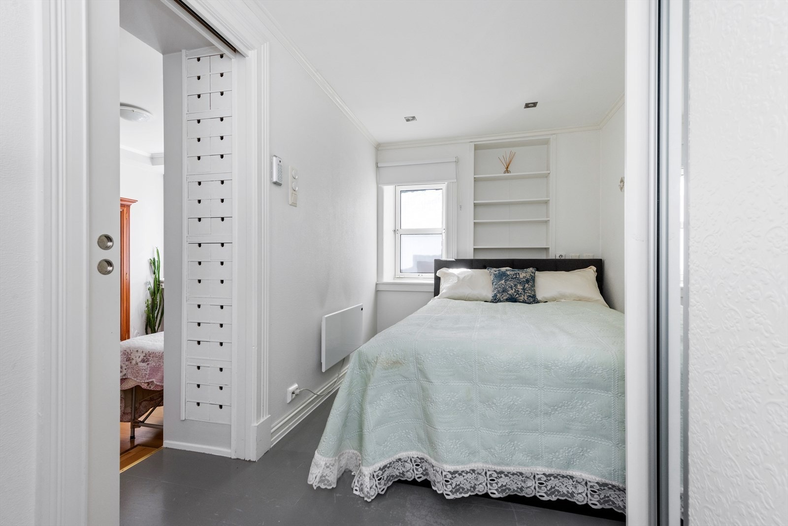 Soverom med skyvedørsgarderobe Galleribilde