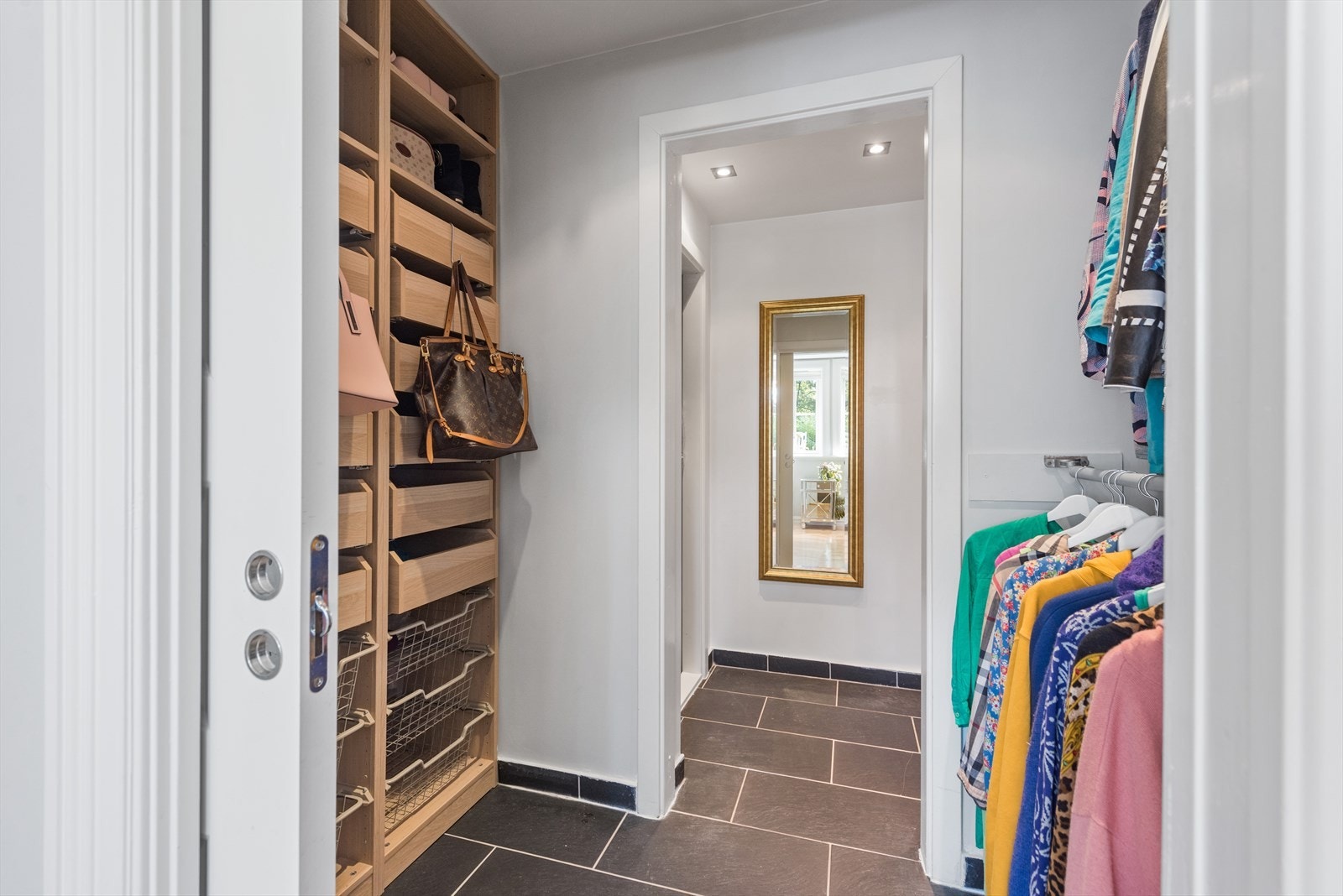 Walk-in closet Galleribilde