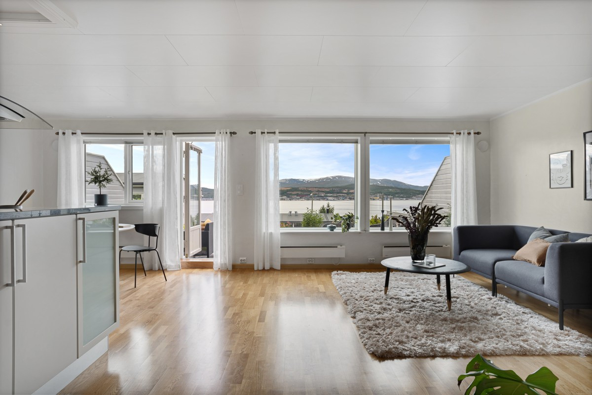 Utgang til vestvendt terrasse fra stuen