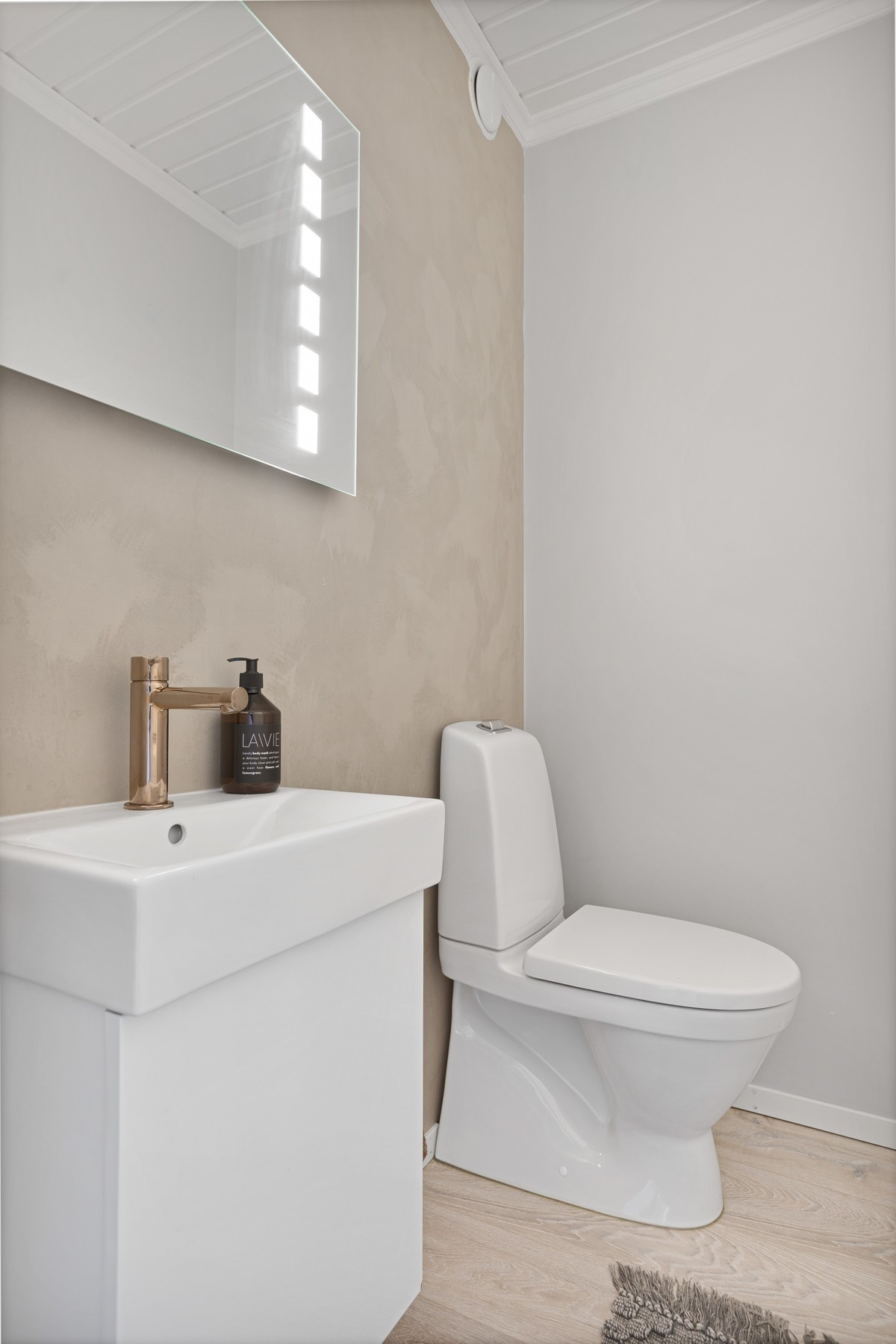Toalettet er adskilt fra badet i eget rom
