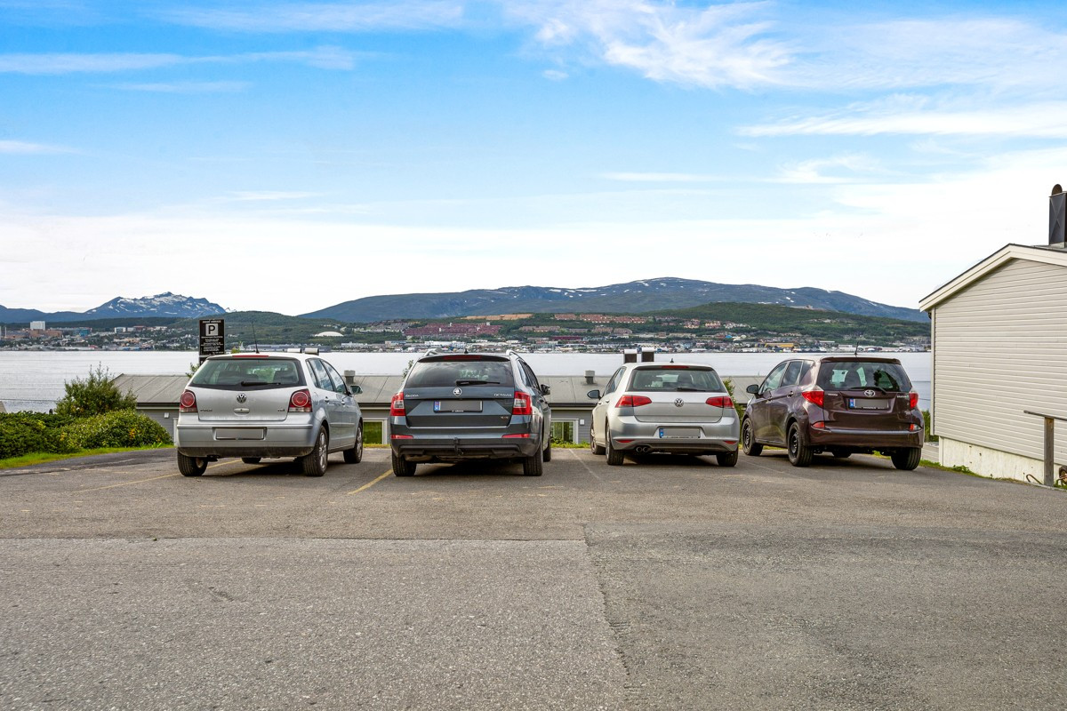 To faste parkeringsplasser på felles parkeringsområde