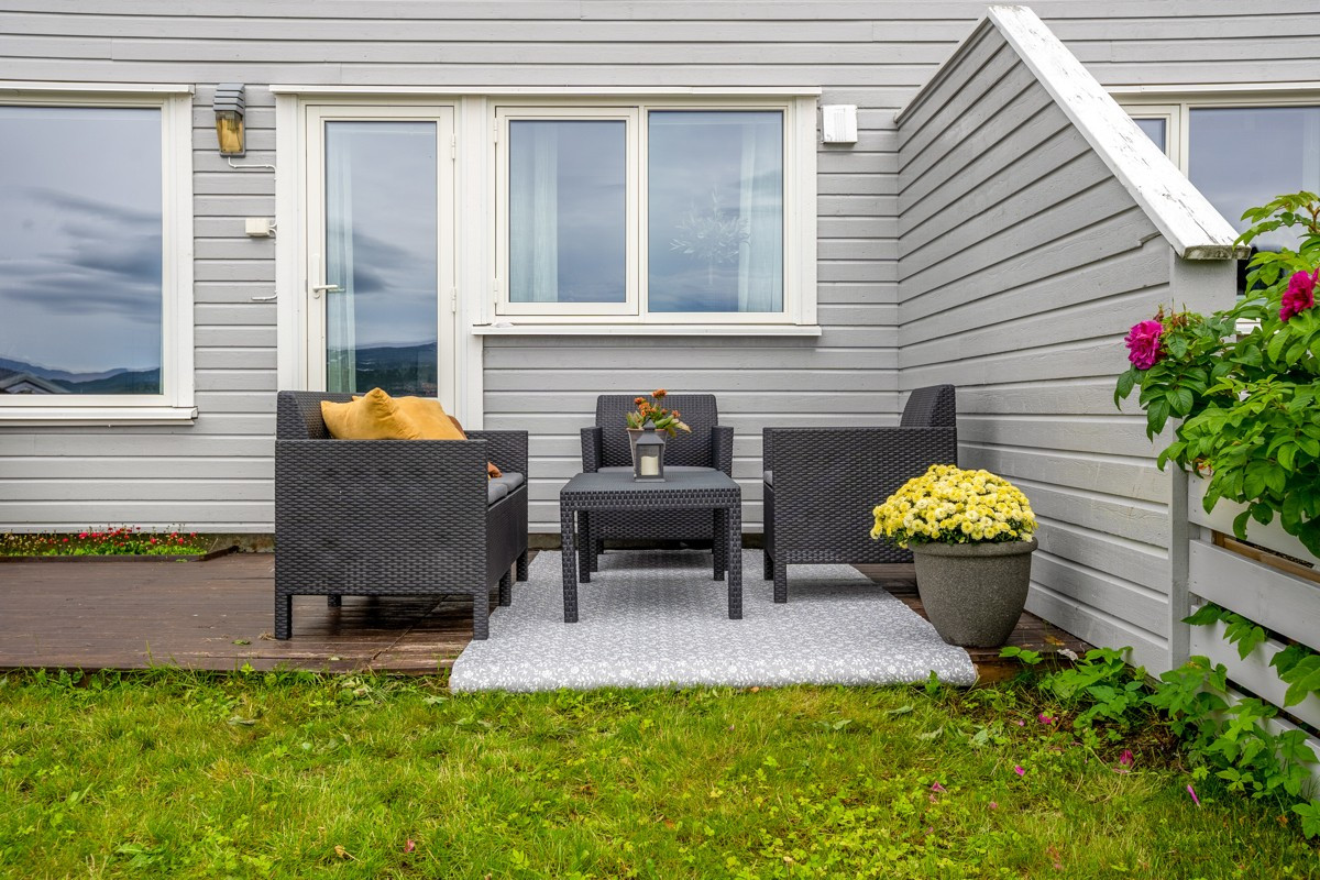 Terrasse med god plass til spisegruppe og grill