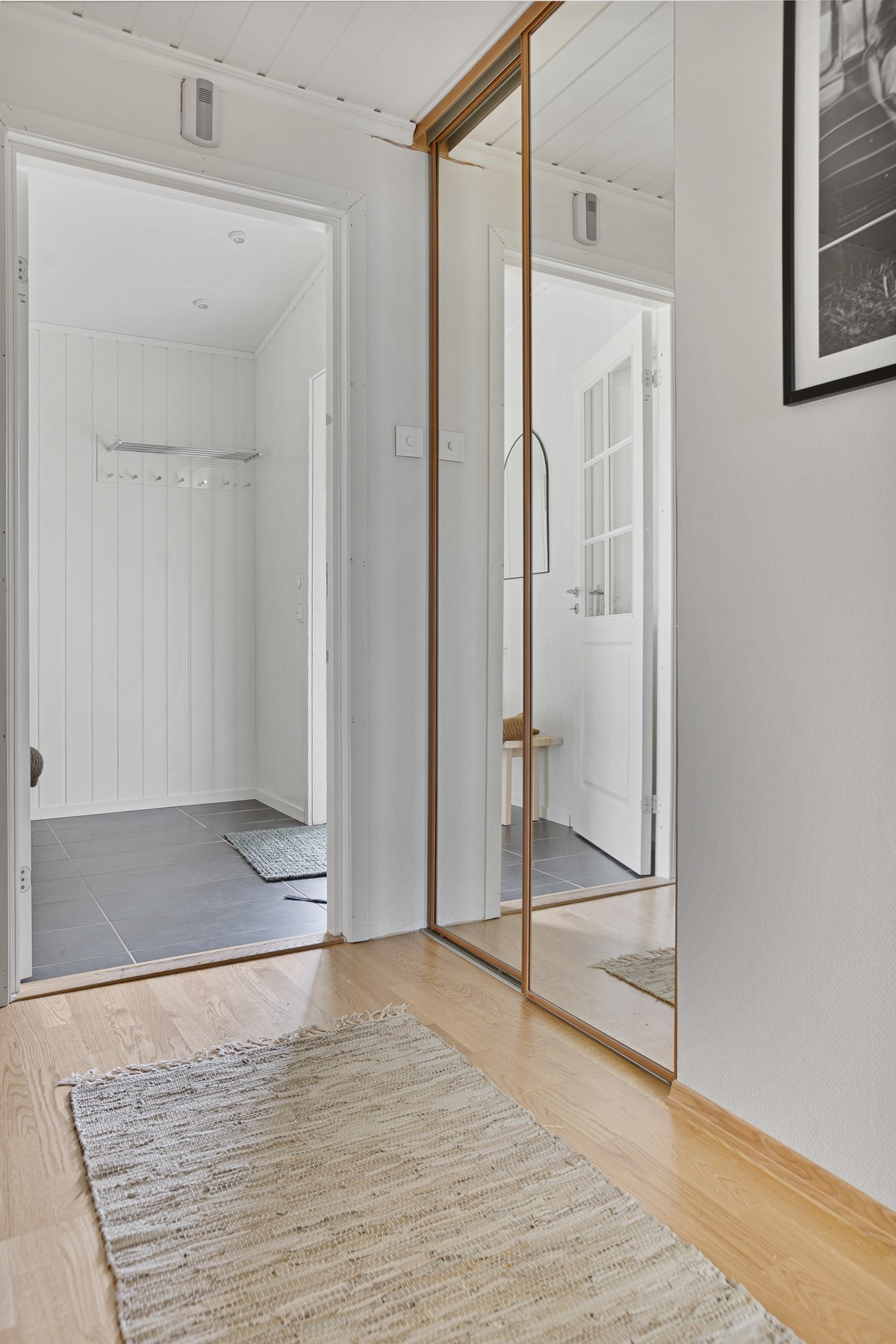 Skyvedørsgarderobe i gangen som gir godt med plass til oppbevaring av yttertøy