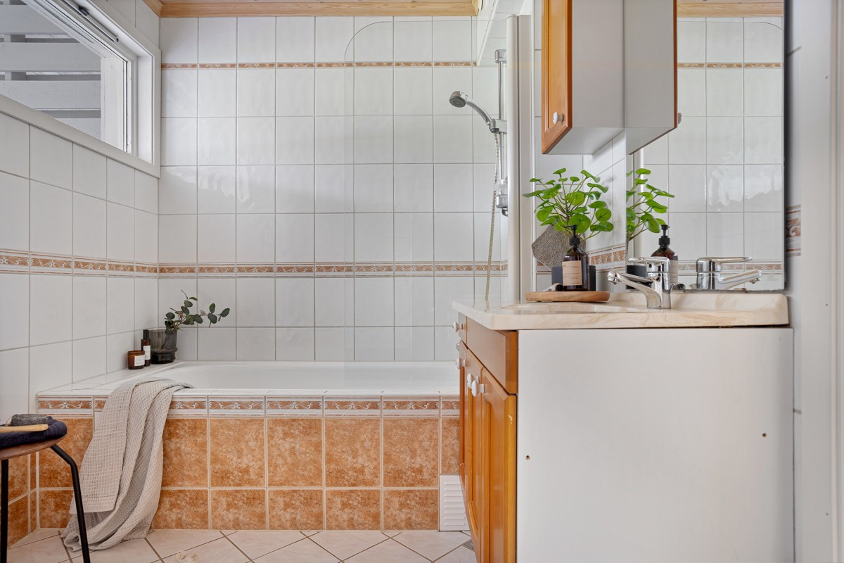 Badet er utstyrt med dusj/badekar, servant med speil og opplegg til vaskemaskin