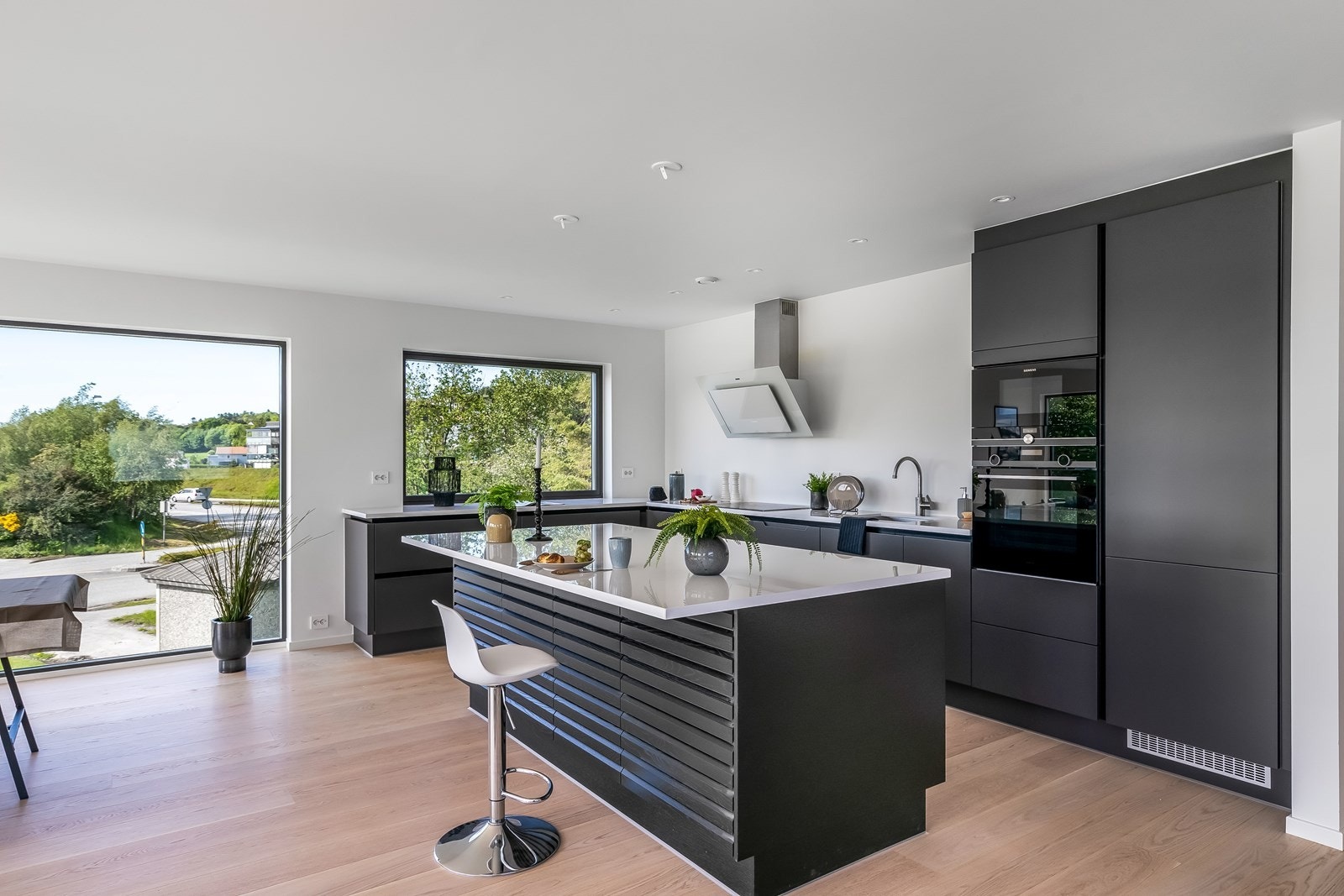 Påkostet kjøkken fra HTH med integrerte hvitevarer Galleribilde