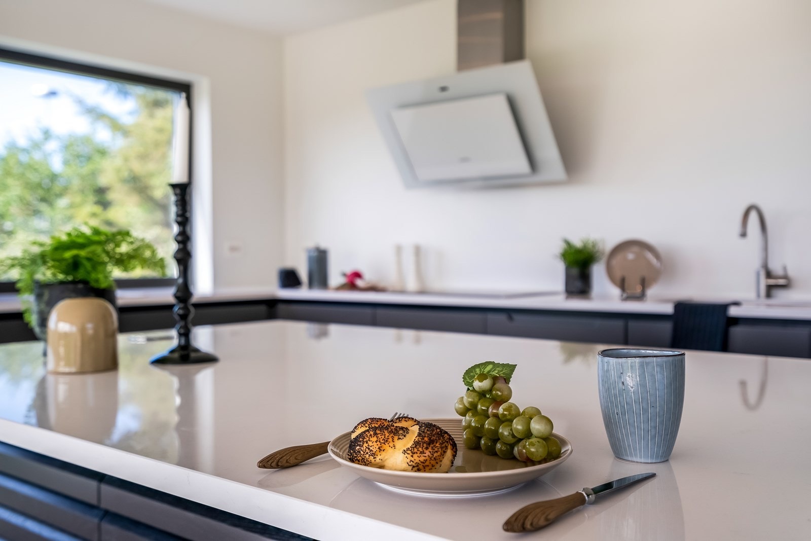 Kjøkkenøy med barløsning, god skap og benkeplass Galleribilde