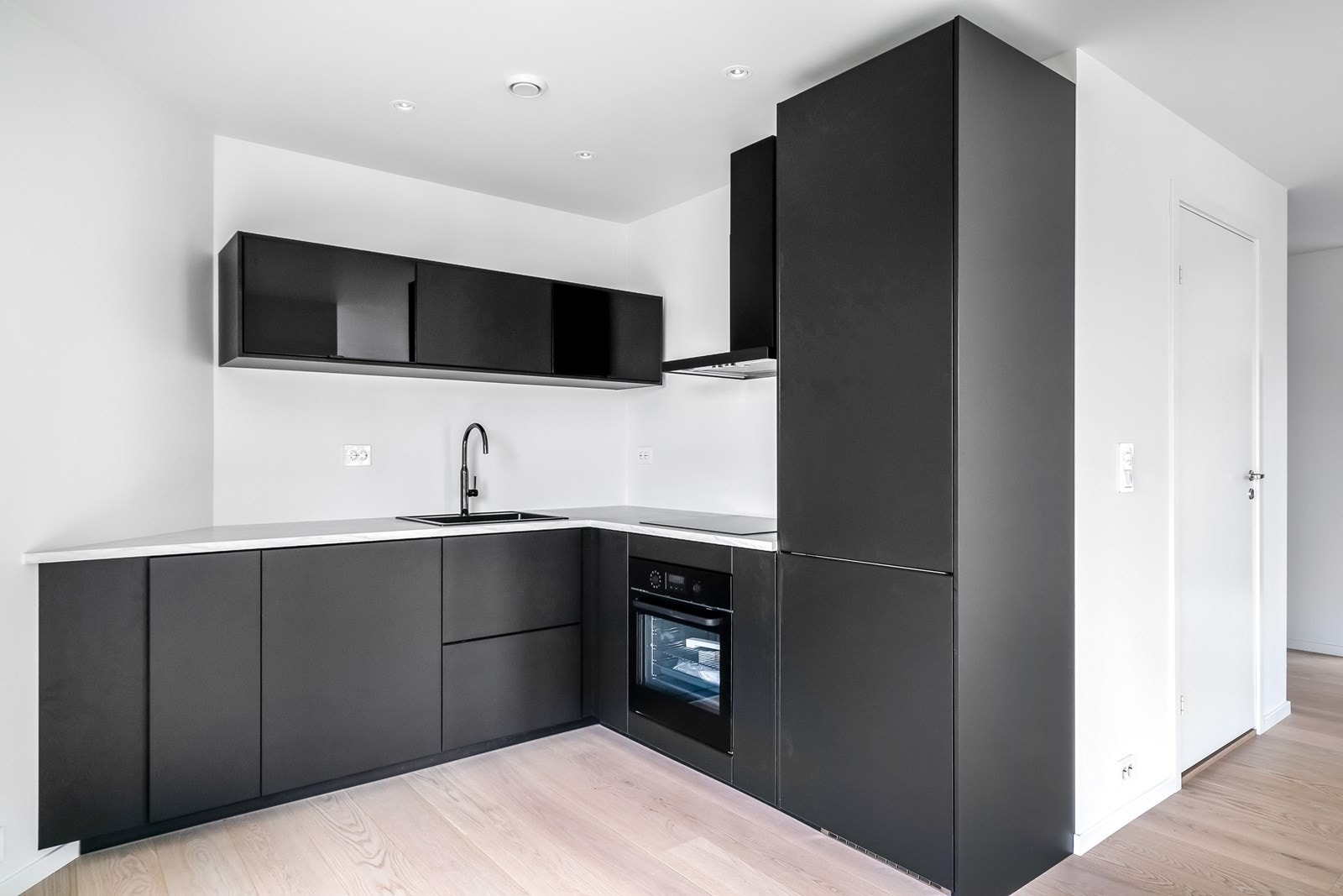 Flott kjøkken med integrerte hvitevarer. Ungdomsavdeling eller utleiedel? Galleribilde