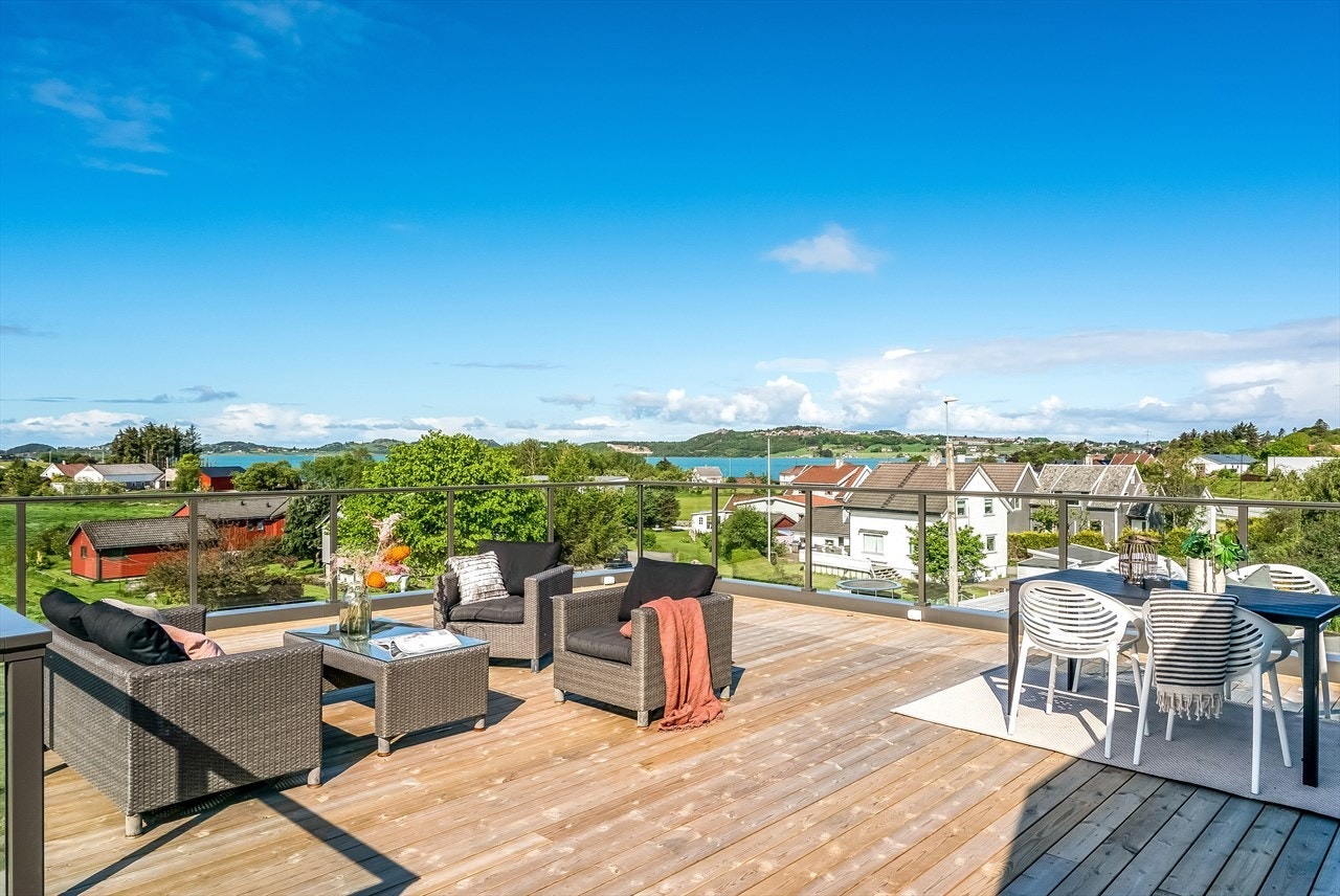 Utsikt, sol og stor takterrasse Galleribilde