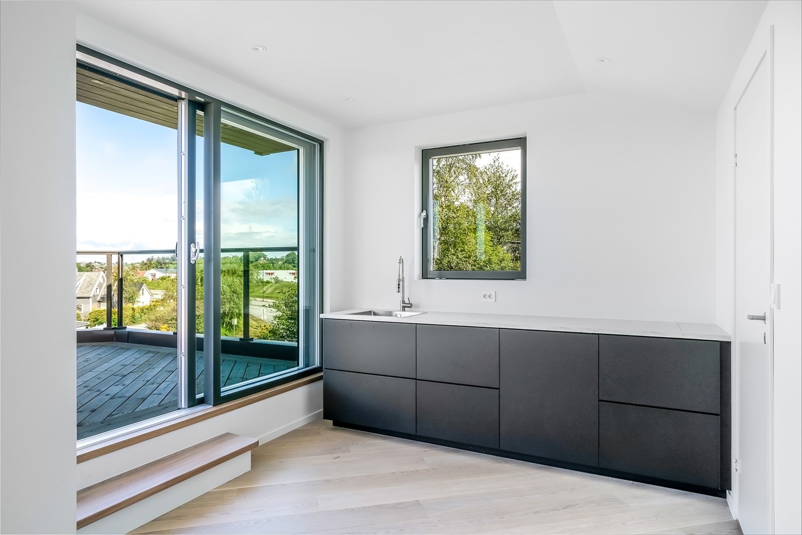 Loftsetasje med eget kjøkken- perfekt for lange dager på terrassen! Galleribilde