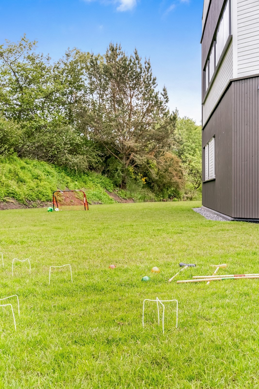 Stor tomt på 837 kvm, med god plass til lek og aktivitet. Galleribilde