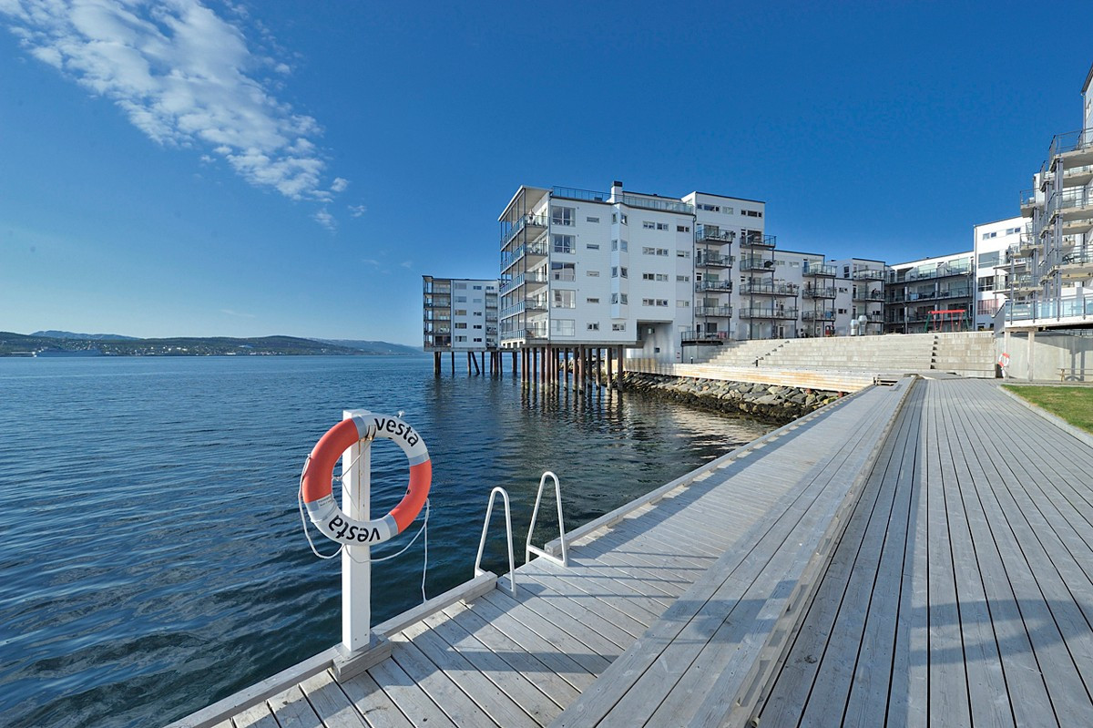 Trivelige fellesarealer med plen, brygge, lekeplass m.m
