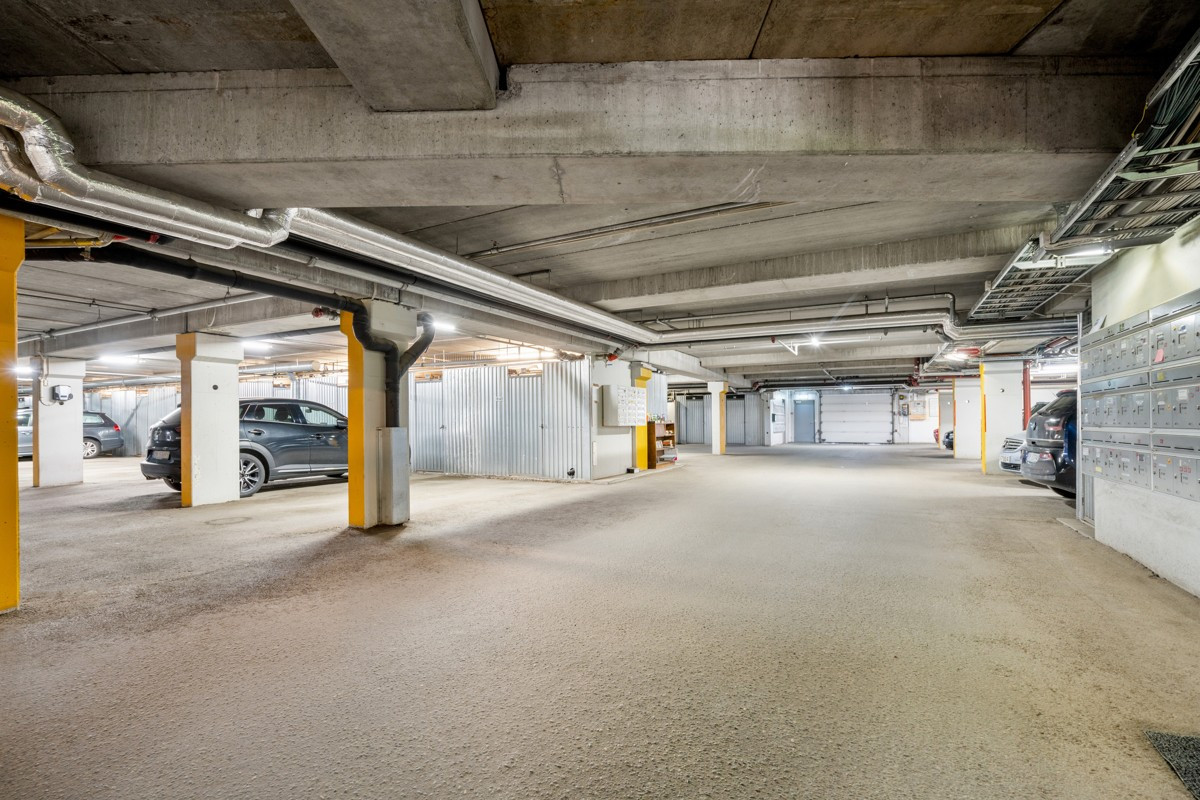 Fast parkering og sportsbod i garasjeanlegg